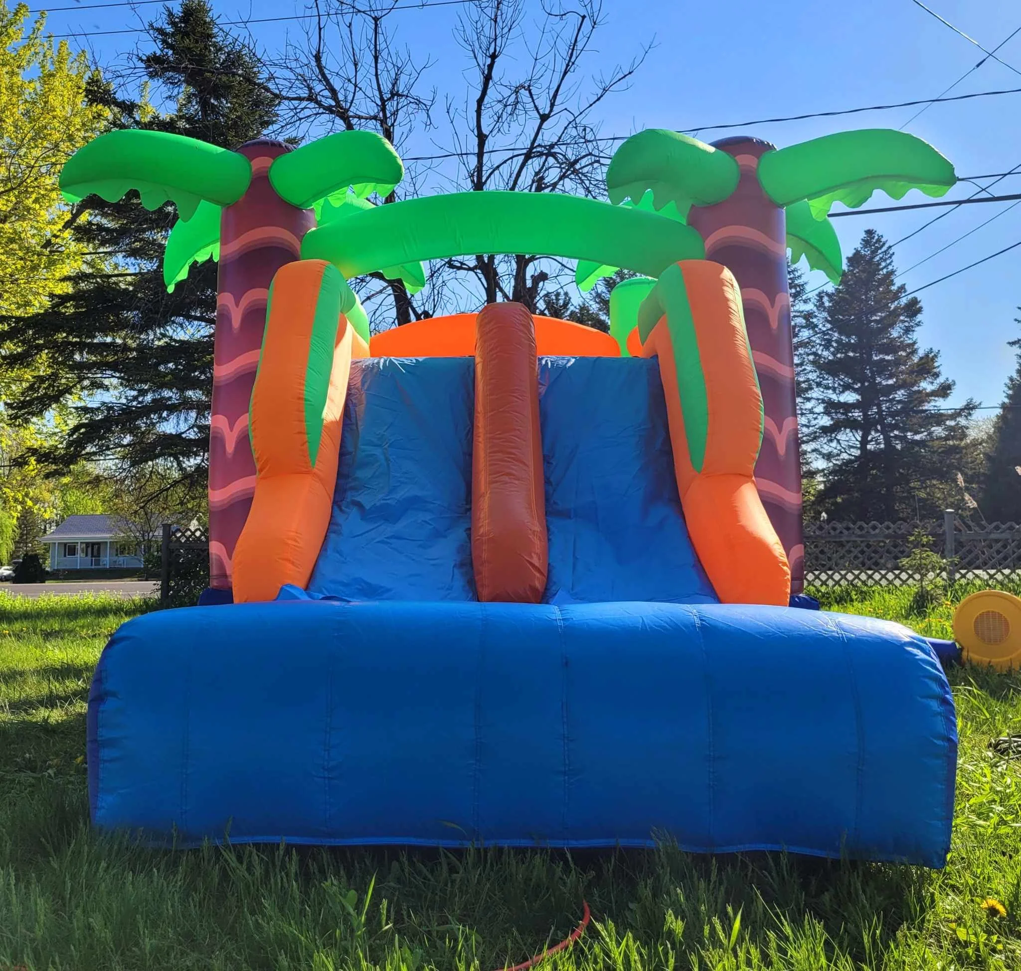 Jeu gonflable parcour avec glissades