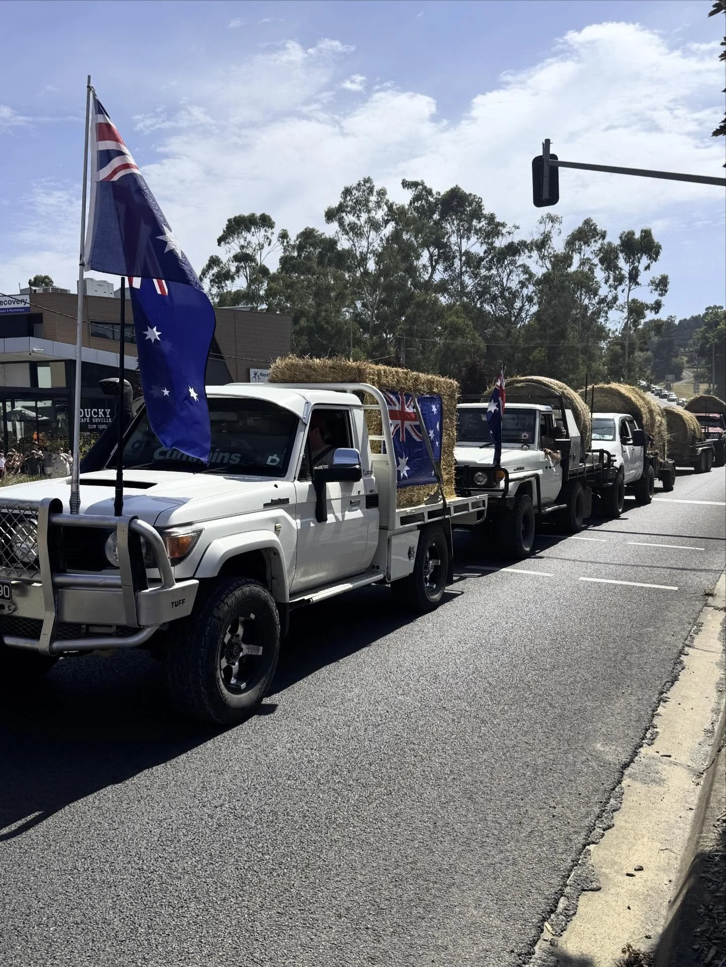 We are grateful and proud of being part of the Yarra Valley Community. This morning was beautiful to see the massive convoy heading to the fire affected regions with feed. Well done and thank you to everyone coming together to do their bit. Every lit