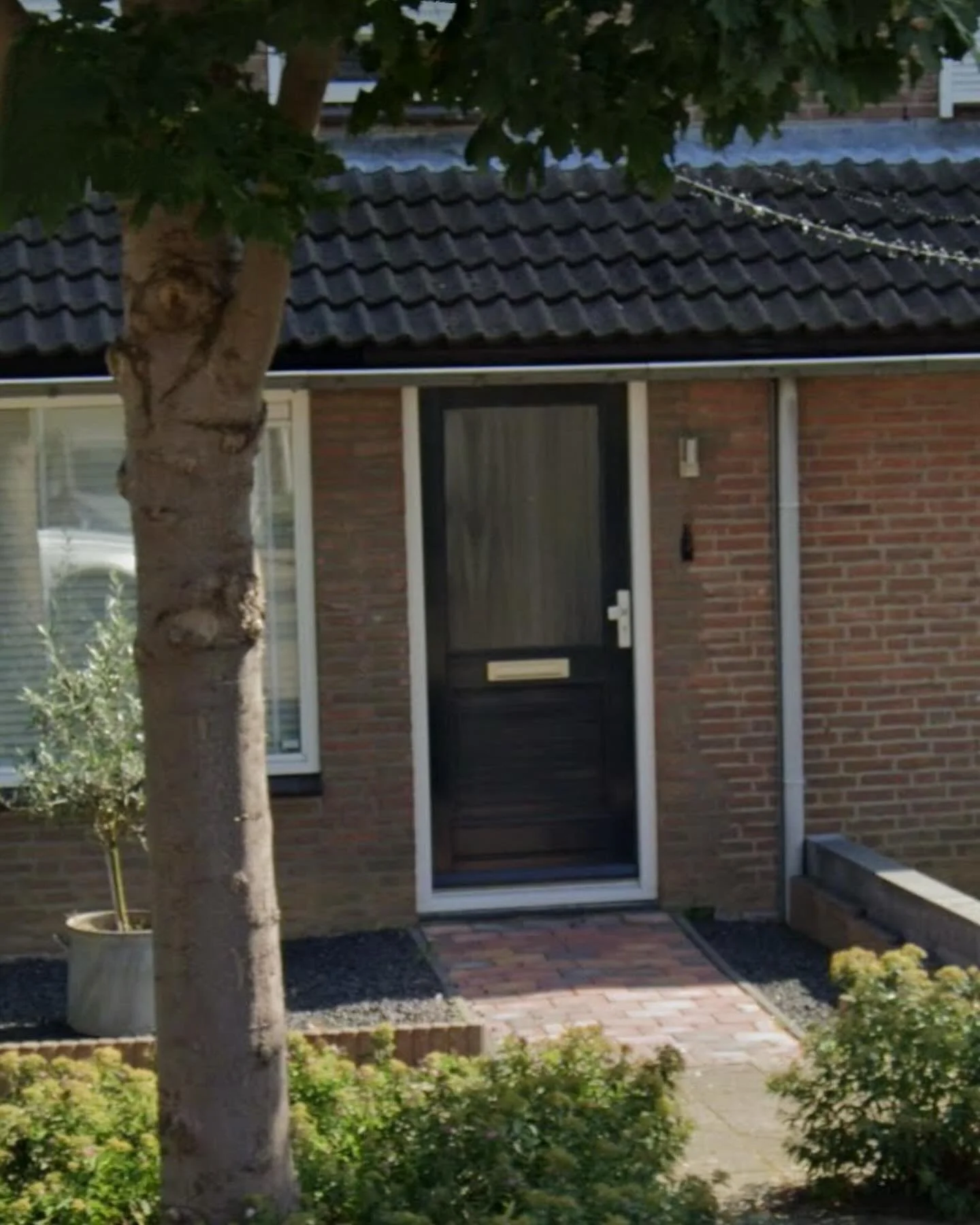 Before en after ✨ Mooi zwart deurbeslag, briefplaat en tochtklep en bijpassende zwarte SKG*** scharnieren 💪🏽😄 en uiteraard het sluitwerk van @hmb.nu #deuredwin