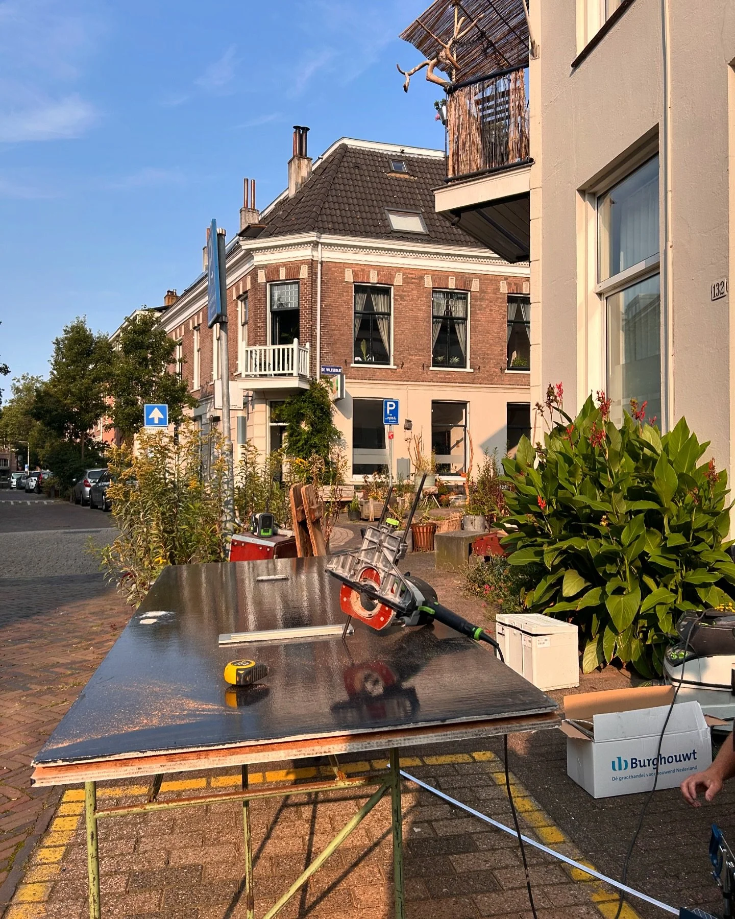 Deze bewoners overwogen eigenlijk een nieuwe voordeur omdat deze niet meer goed sloot en enorm tochtte. Maar een van hun buren waar we eerder gewerk hebben bleek een ware ambassaDeur! Met onze driepuntssluiting en door de deur opnieuw af te hangen, s