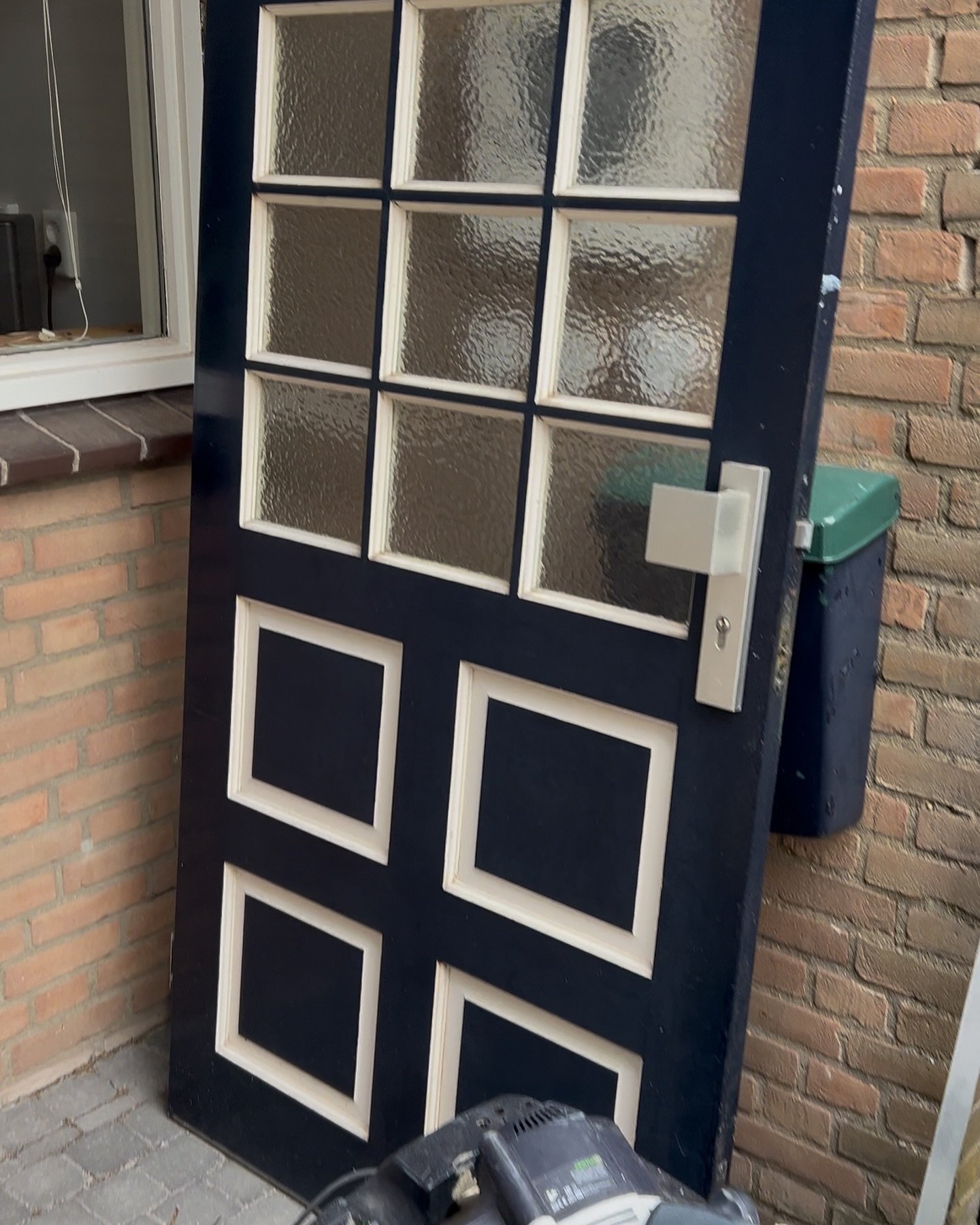 Van oud naar nieuw! 🚪✨ Deze deur heeft plaatsgemaakt voor een modern en strak ontwerp, met een gelaagde ruit voor extra veiligheid en isolatie. Uiteraard ook perfect sluitend en tochtvrij 👌🏼💪🏼Met een EdKroket erbij natuurlijk&hellip;