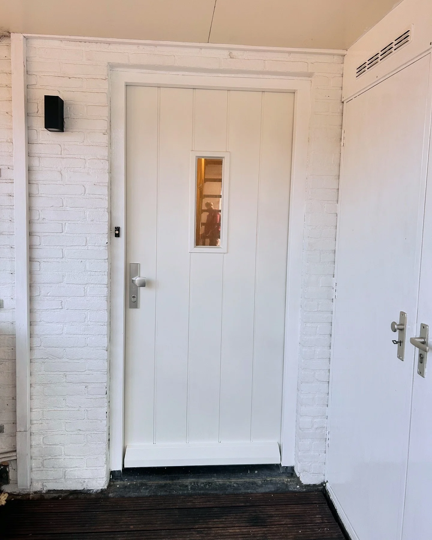 Nijmegen is een isolatievoordeur rijker 🙌🏼 Gemaakt van duurzaam materiaal met een stevige XPS kern: top isolatieschuim, de isolatiewaarde is 1,25, dus deze deur houdt de kou buiten en de warmte binnen. Met  HR++ glas voor extra isolatie, wat wil je