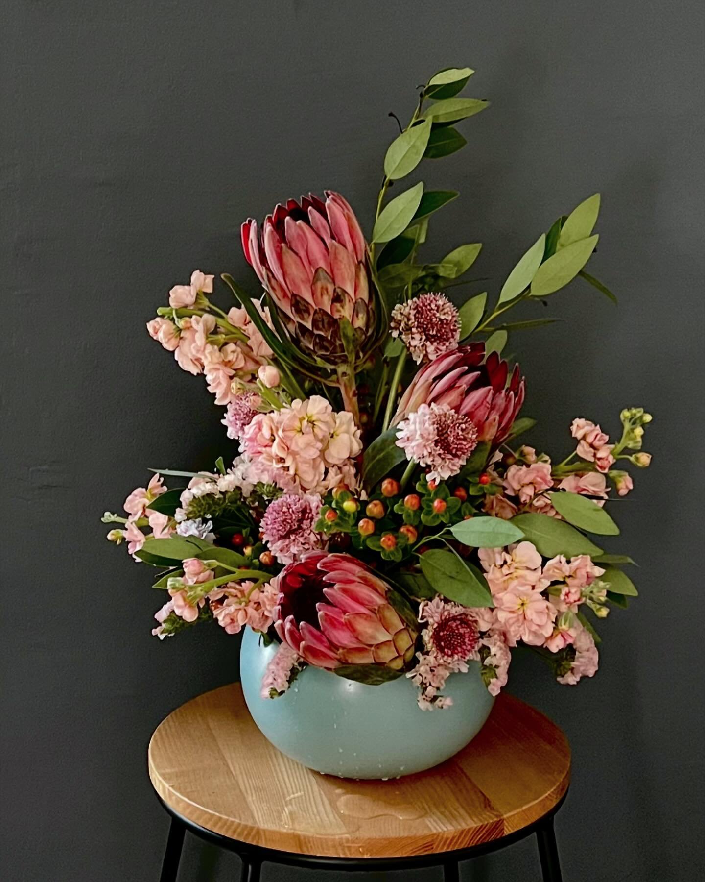 She&rsquo;s juicy this week! 🍑

#floralsubscription #floralart #protea 
#designyourspace