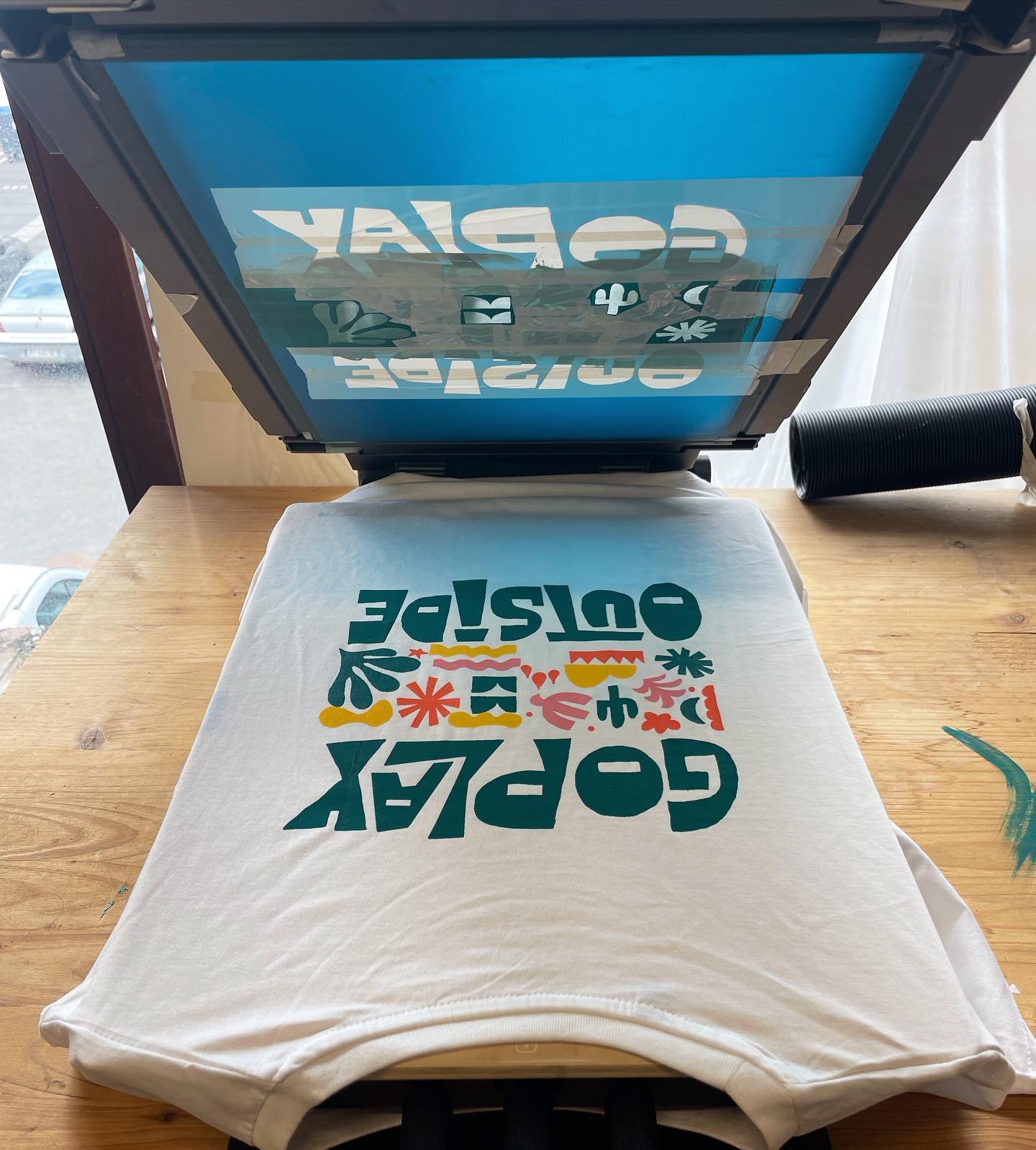 Working on an upcoming tshirt. Printing on fabrics is way more difficult than on paper to me. Designing small stuff in small sizes was maybe not the best idea 🤣😅 But I love the process. 

I am happy to use the @xtool.official screenprinting system 