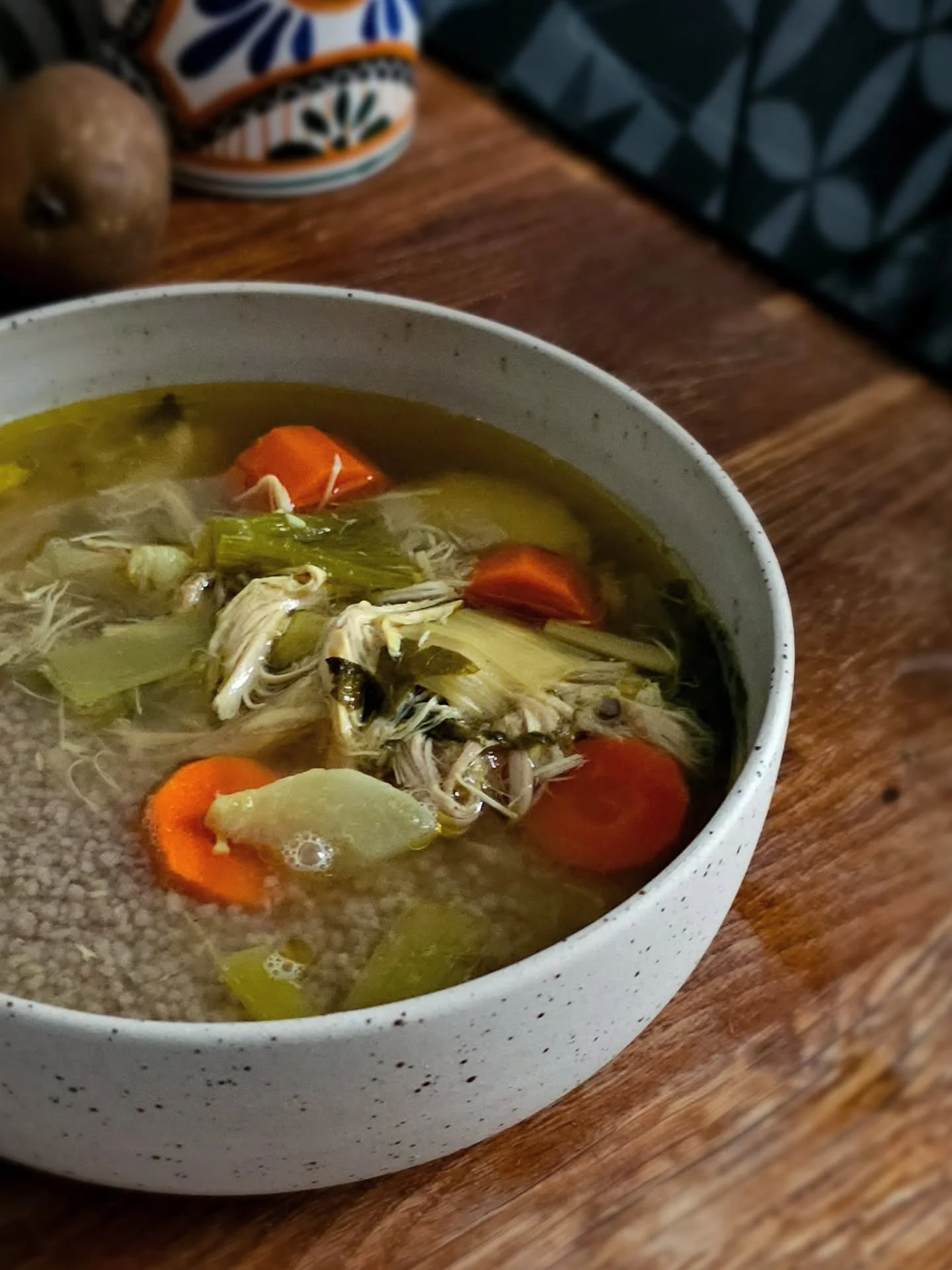 BOUILLON DE POULE

Ou plut&ocirc;t : de poulet jaune. N'ayant pas trouv&eacute; de poule au march&eacute;.
Cet hiver je me suis lanc&eacute;e dans le bouillon. Les plats &agrave; base de bouillon sont parmi mes pr&eacute;f&eacute;r&eacute;s mais &agr