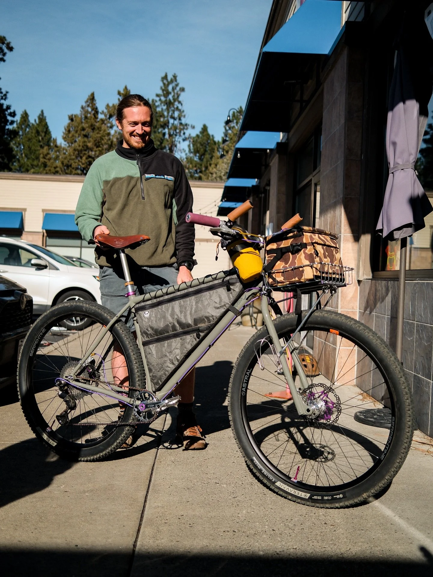 Take a gander at Stephen&lsquo;s @sklarbikes PBJ build!

It&rsquo;s one of those bikes that you just look at and say, damn that&rsquo;s good. 

@sklarbikes your bike&rsquo;s are 🔥
 @outer.shell basket bag is also so perfect! 
@roguepandadesigns that