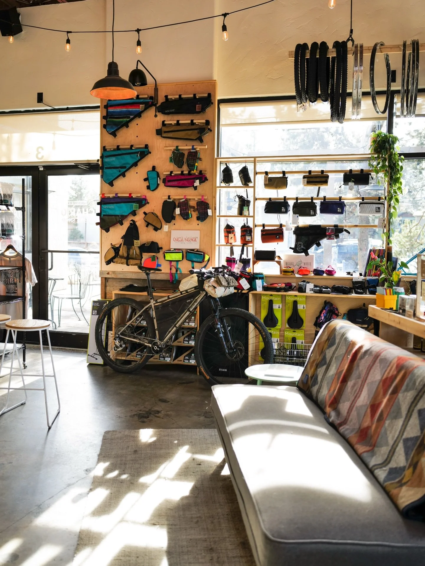 Sunlight hitting so nice this morning. ☀️

-Pic 2: check out the @pinchflatdesigns hippack bags made Locally.
-Pic 3: shop shirts with #shopdog Spoke