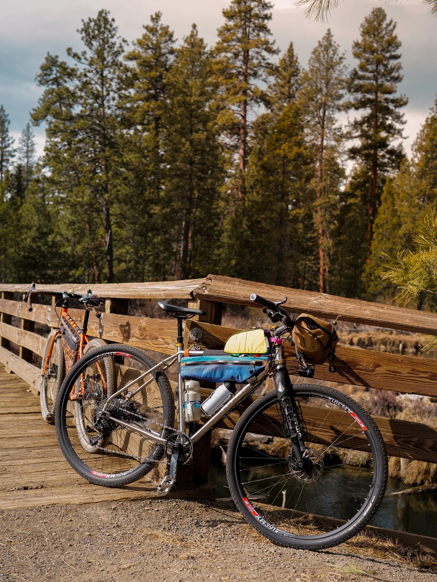 Gravel riding right now is gold!! 

Mid-ride sliders and fries are also highly recommended 😎

#bendoregon #ridebikes #centraloregonlife
