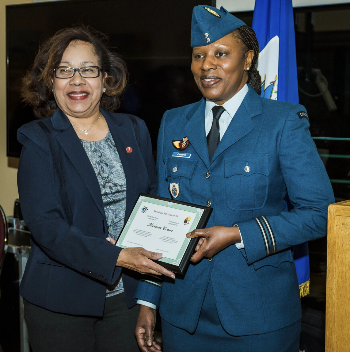 Makaman Camara reçoit sa plaque Bravo 2017 de l’honorable Mme Mégie, Sénatrice