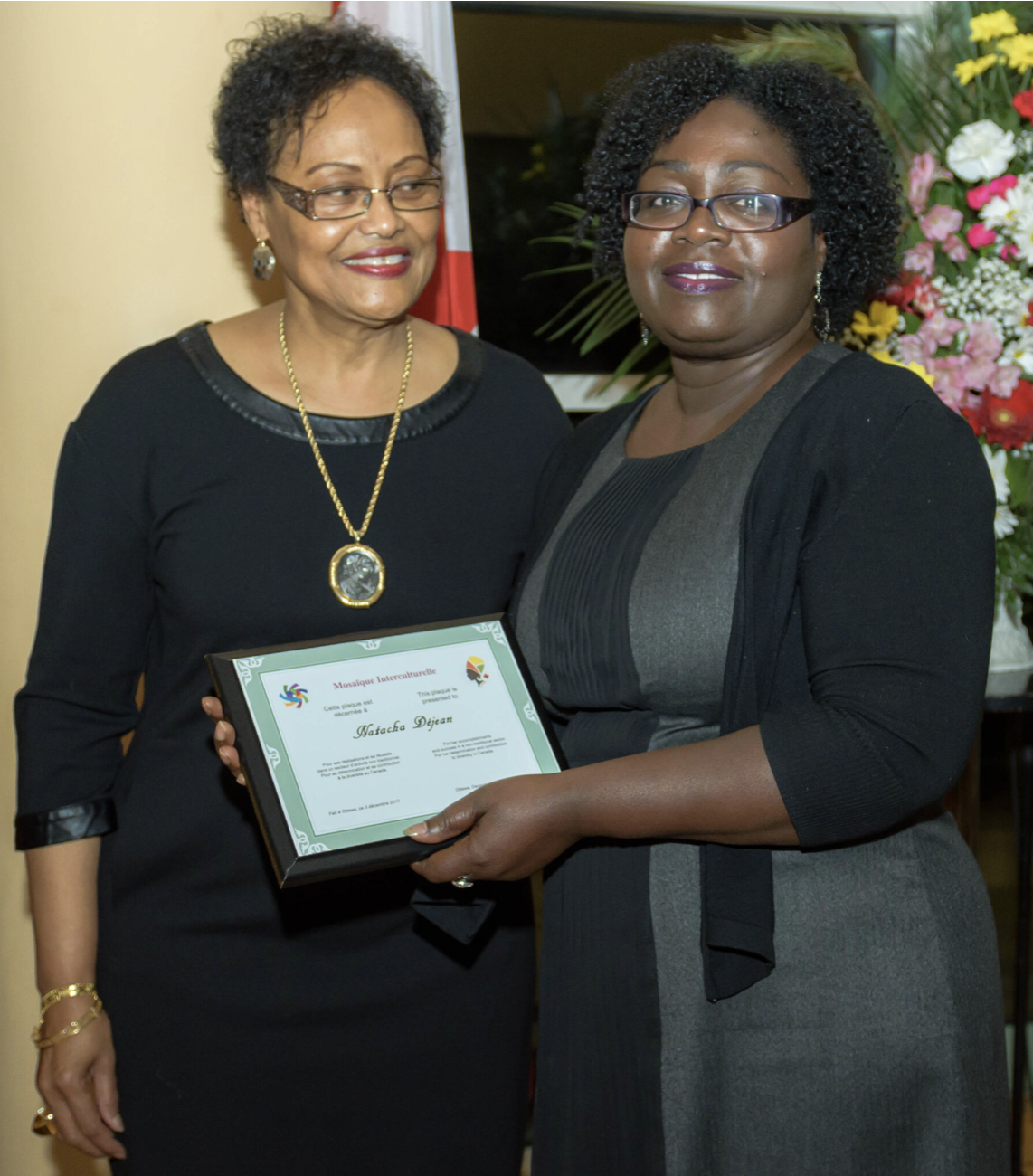 Ne pouvant pas être présente, Natacha Déjean envoie Magalie Pierre-Louis recevoir sa plaque Bravo 2017 en son nom. C’est Yanick Dutelly qui la lui remet.