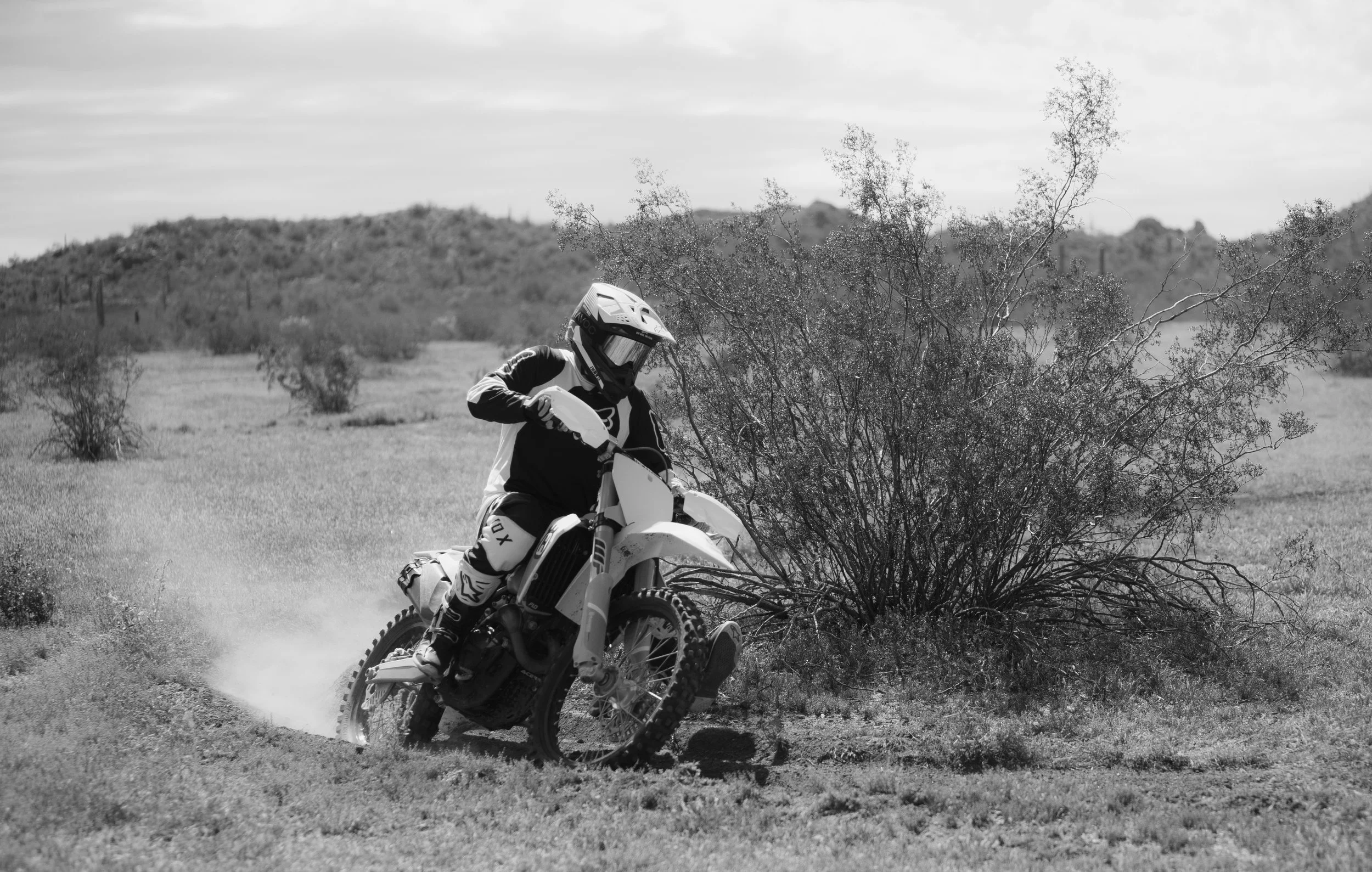 MOTO 3BW.jpg