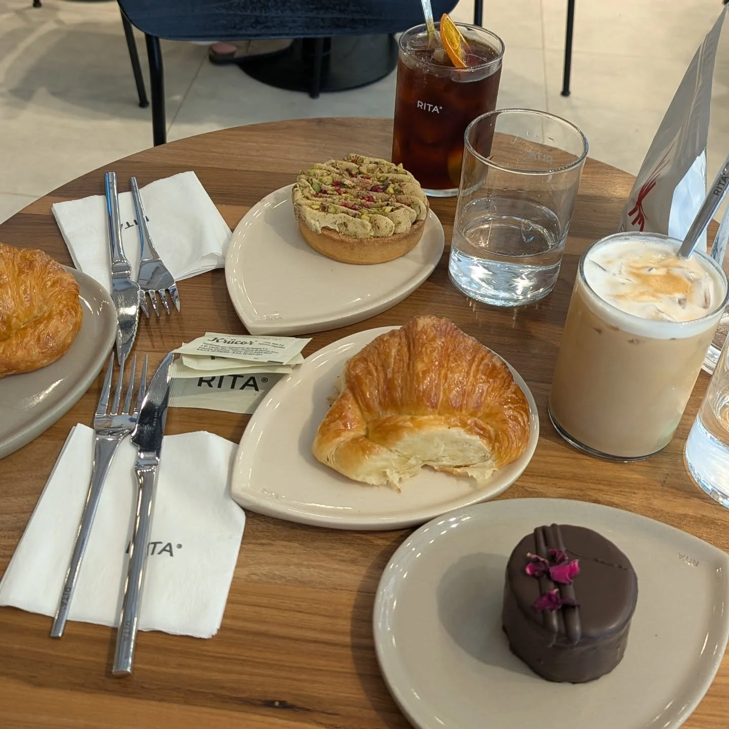 I didn't make any of this, but I thought you all might appreciate this perfect cafe tablescape from our recent vacation 😍

Have you placed your Christmas order yet? Pre-orders are open on the Pastel website now until December 19 at 5 pm. Pumpkin Din
