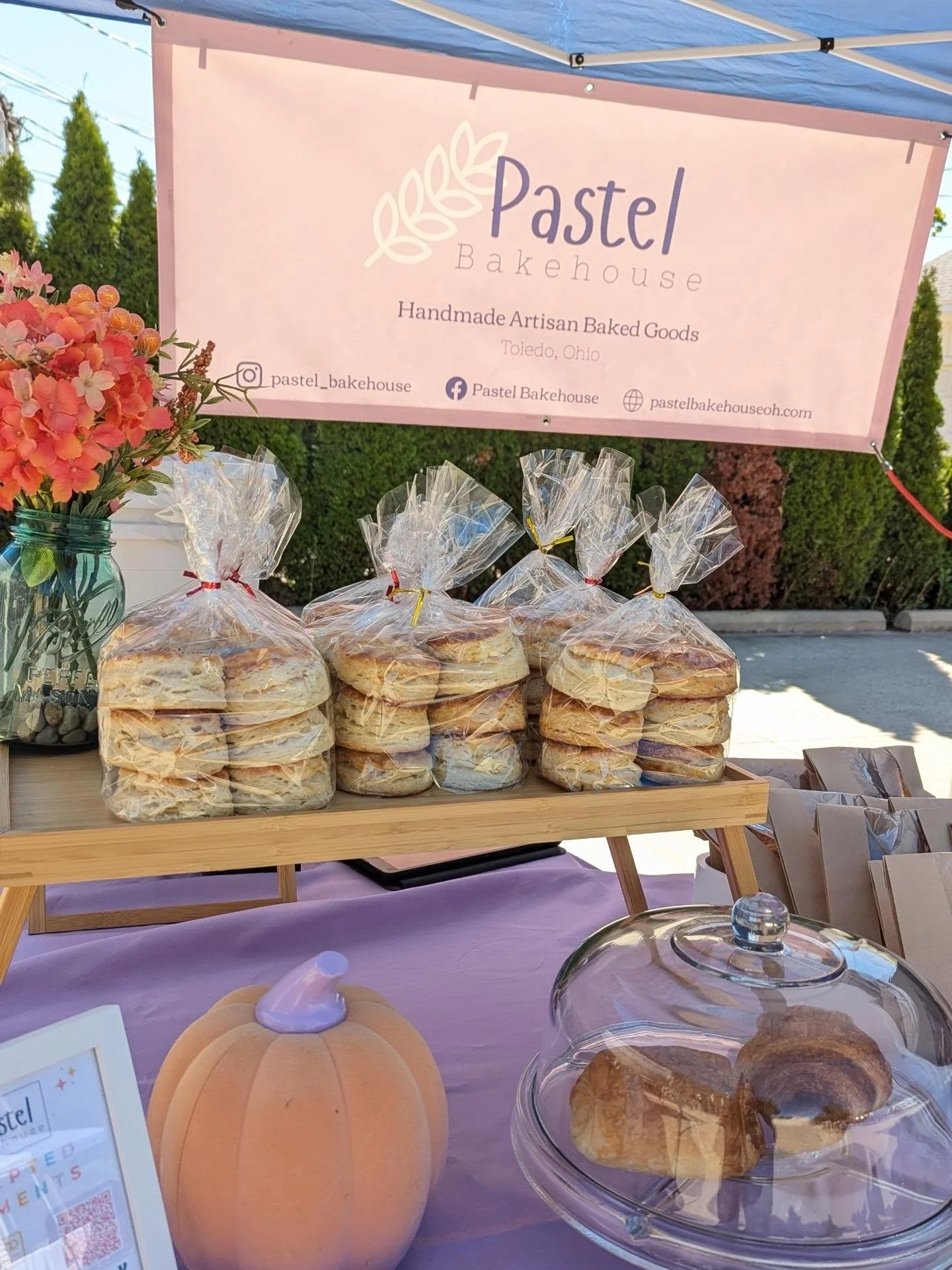 Fall flavors are SO back! Molasses cookies are here for the season along with Pumpkin Chocolate Chip Cookies!

I'm at @plate21 today from 3-7 selling at the Harvest Market hosted by @sproutedeventdesign! I have cookies, croissants and biscuits in the