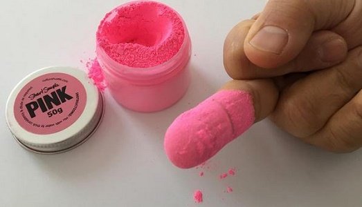 La risposta poco elegante di Anish Kapoor all'artista Stuart Semple. Kapoor aveva brevettato il "nero più nero" reclamandone l'esclusività di utilizzo. Semple, in disaccordo con questa visione, ha inventato il "rosa più rosa" dichiarando che solo Kap