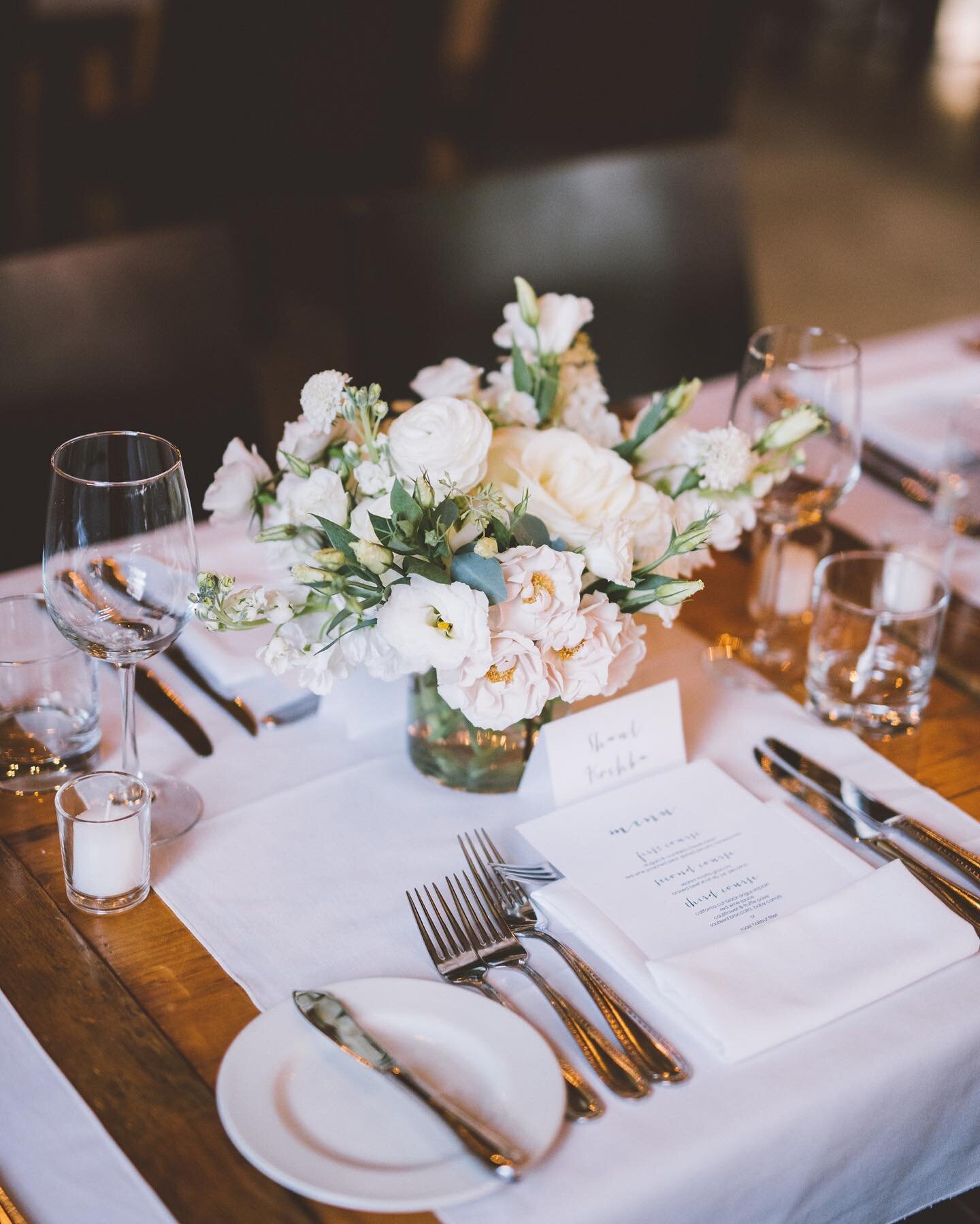 Blooms of happiness gracing each table! 🌸✨We love the simplicity of small floral arrangements. 
⠀⠀⠀⠀⠀⠀⠀⠀⠀
📷: Nikki Mills Photography
⠀⠀⠀⠀⠀⠀⠀⠀⠀
#guesttables #tableflowers #weddingcoordinator #torontowedding