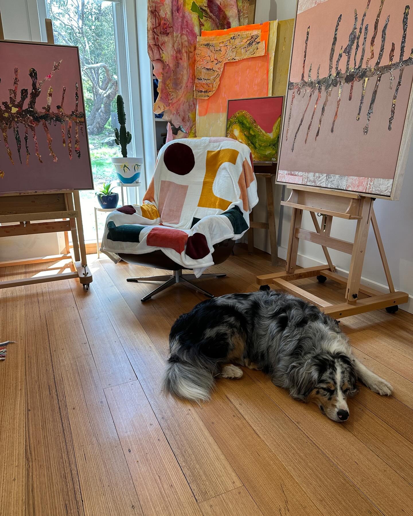 Whoever said being an artist was a lonely profession obviously needed to get more pets 🐈🐶🙃