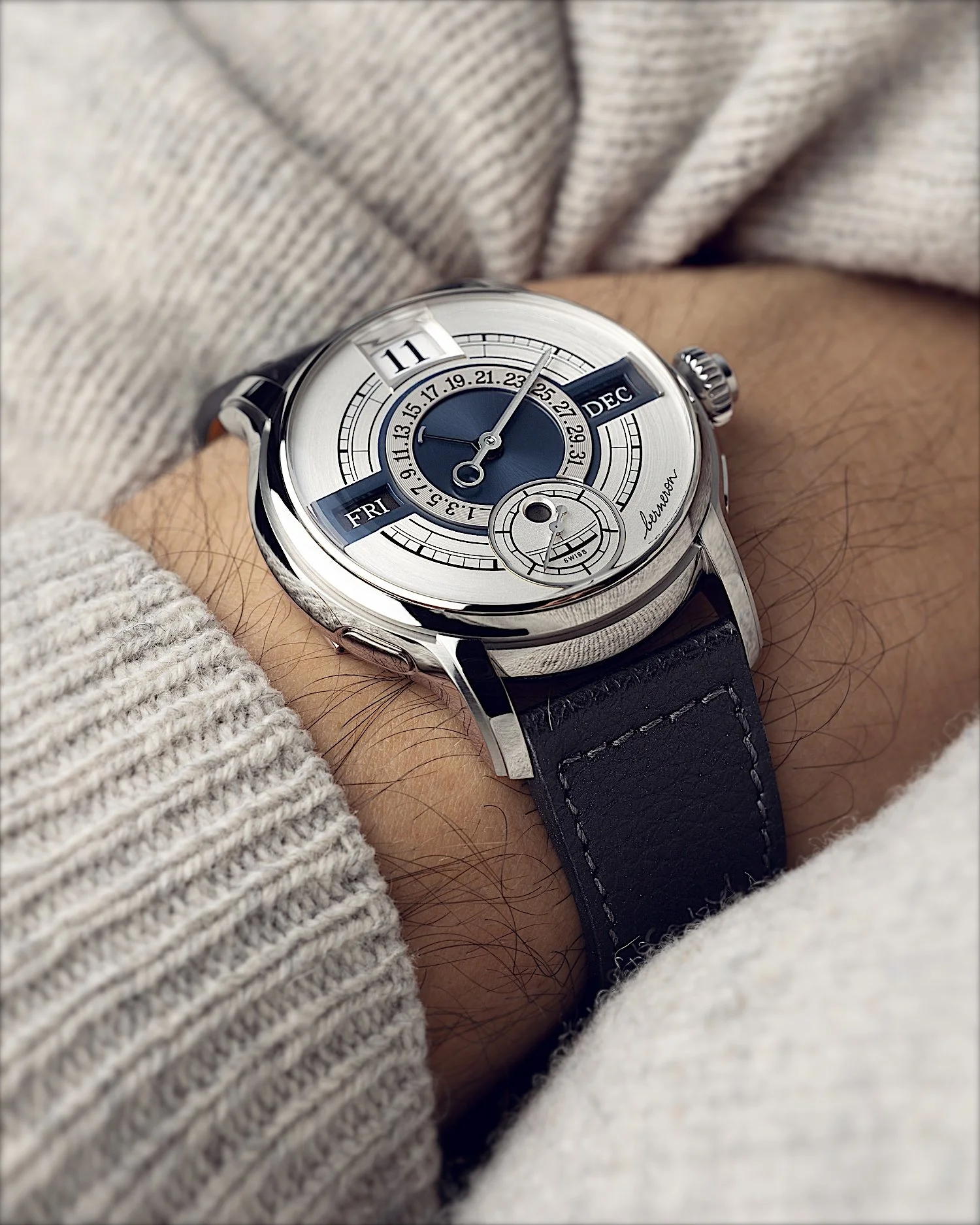 • Quantième Annuel
Meaning “counting device” in english, the Quantième collection was developed with the desire to create a new standard for complicated calendars (and future complications).
The user experience was para