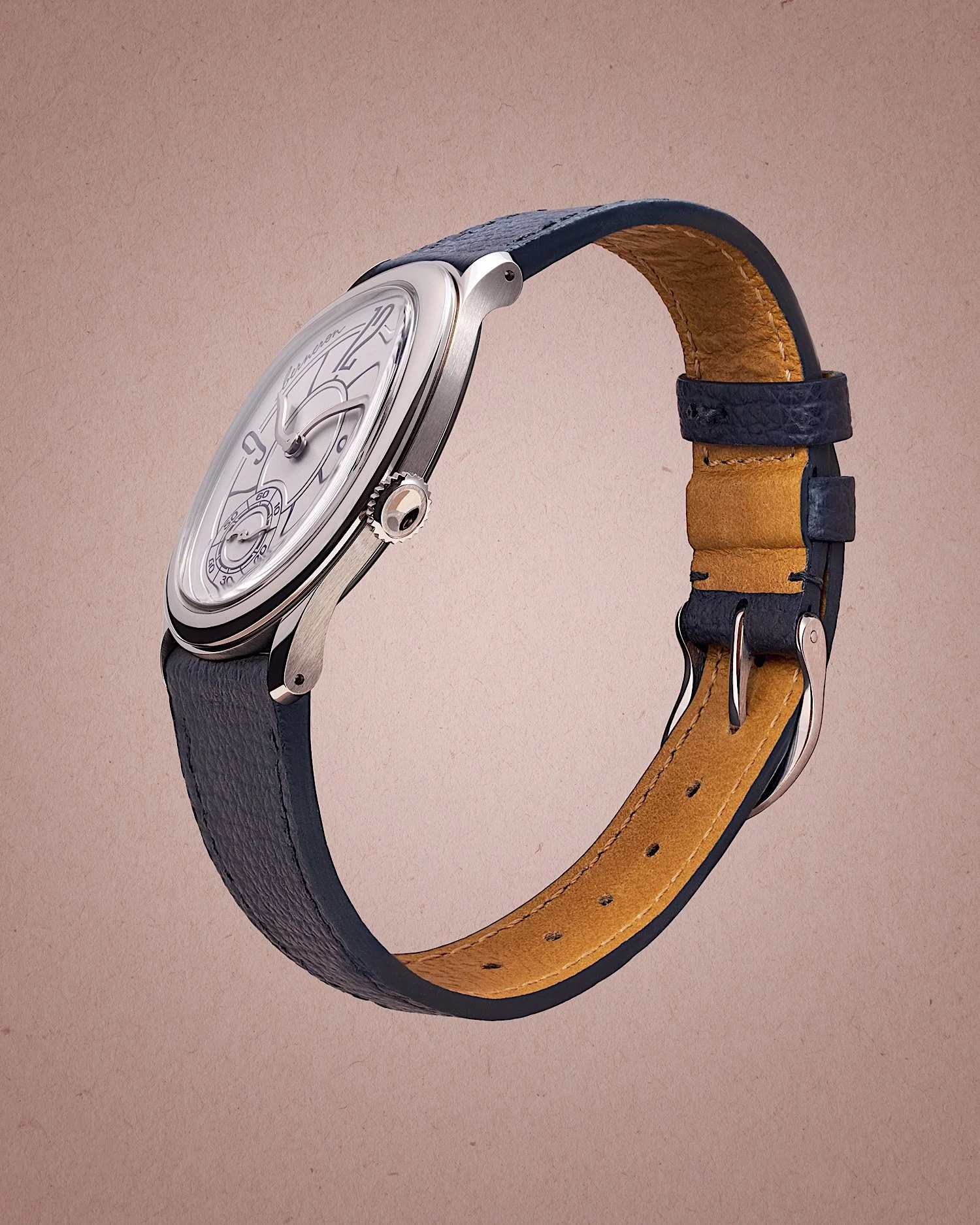 &bull; Mirage Prussian Blue
We had not highlighted the profile of the Mirage until now, but this image allows to better visualize the reversed hand stack (the hour hand above the minute) as well as the oval crown (better preemption, without digging i