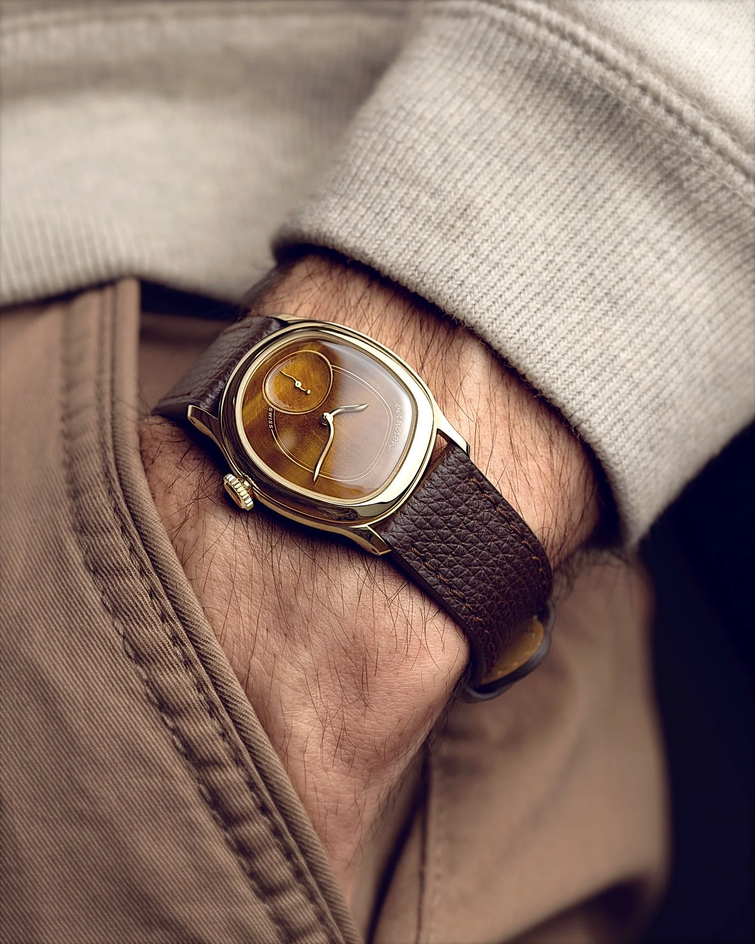 &bull; Mirage Tiger Eye
We are strong advocates for the return of smaller case sizes to men's wrists. For many decades, 30-35mm cases were the norm, particularly for dress watches, which are legible at this size and simply don't need to be larger.
Le