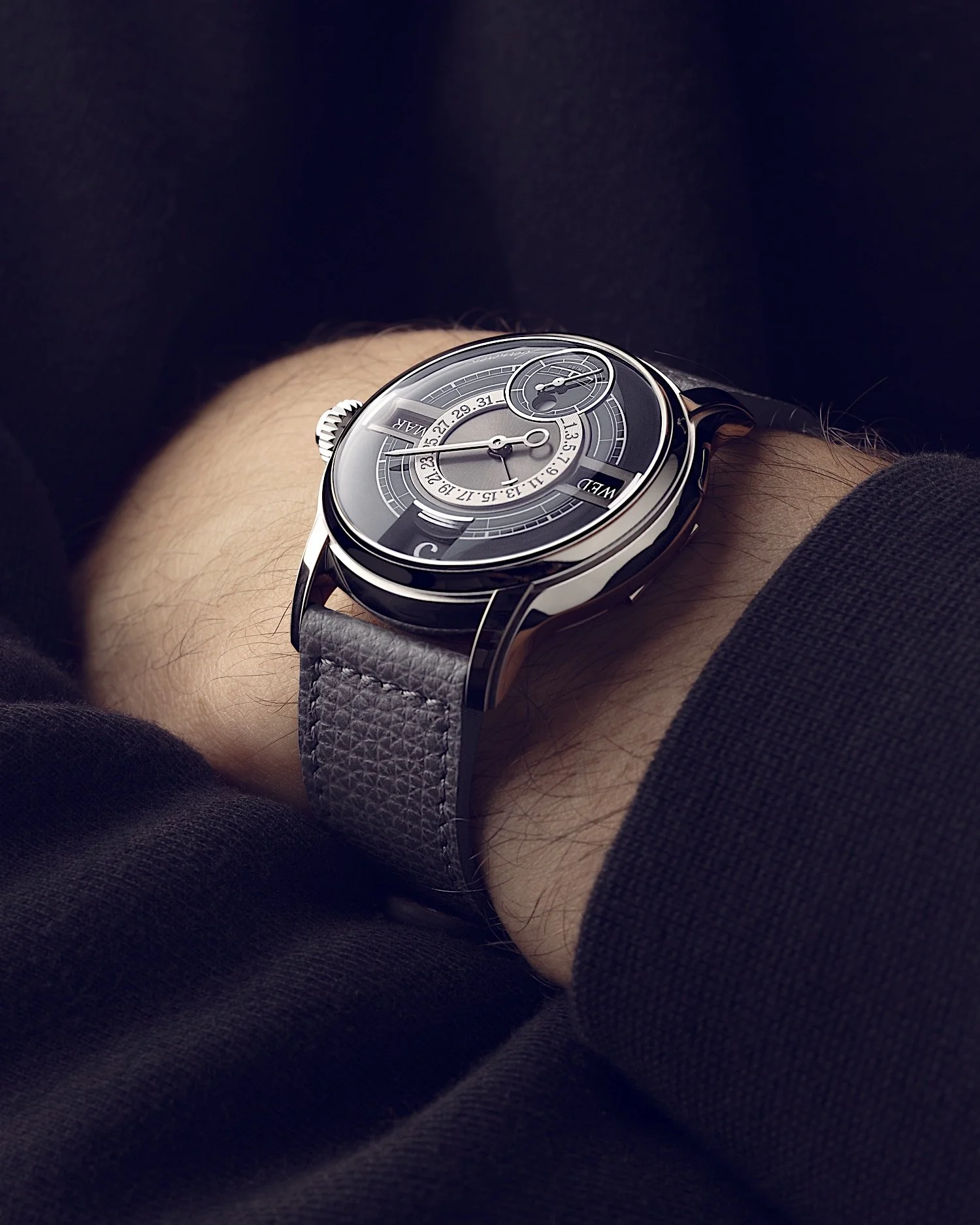 &bull; Quanti&egrave;me Annuel
At 38mm in diameter and 10mm thick, the Annual Calendar is easy to wear on most wrists. Oh, and watch out because it can be shared (or captured sometimes) with your beloved half ! 
Here worn on Fabien's wrist, which has