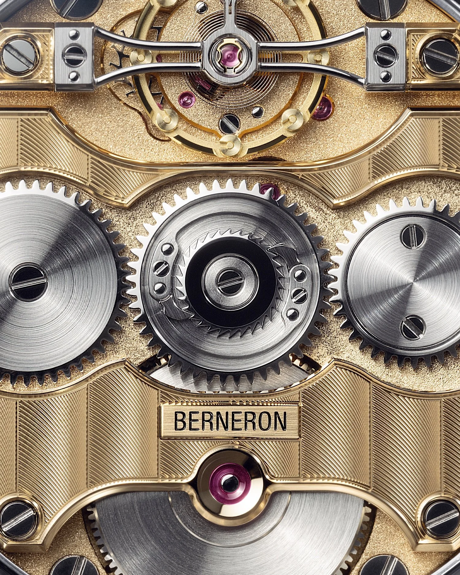 &bull; Cal.595
In stark contrast to our first Mirage collection, our Quanti&egrave;me movements (here Caliber 595, annual calendar) are firmly anchored in a logic of symmetry, right down to the smallest details.
We can notably see here that the guill