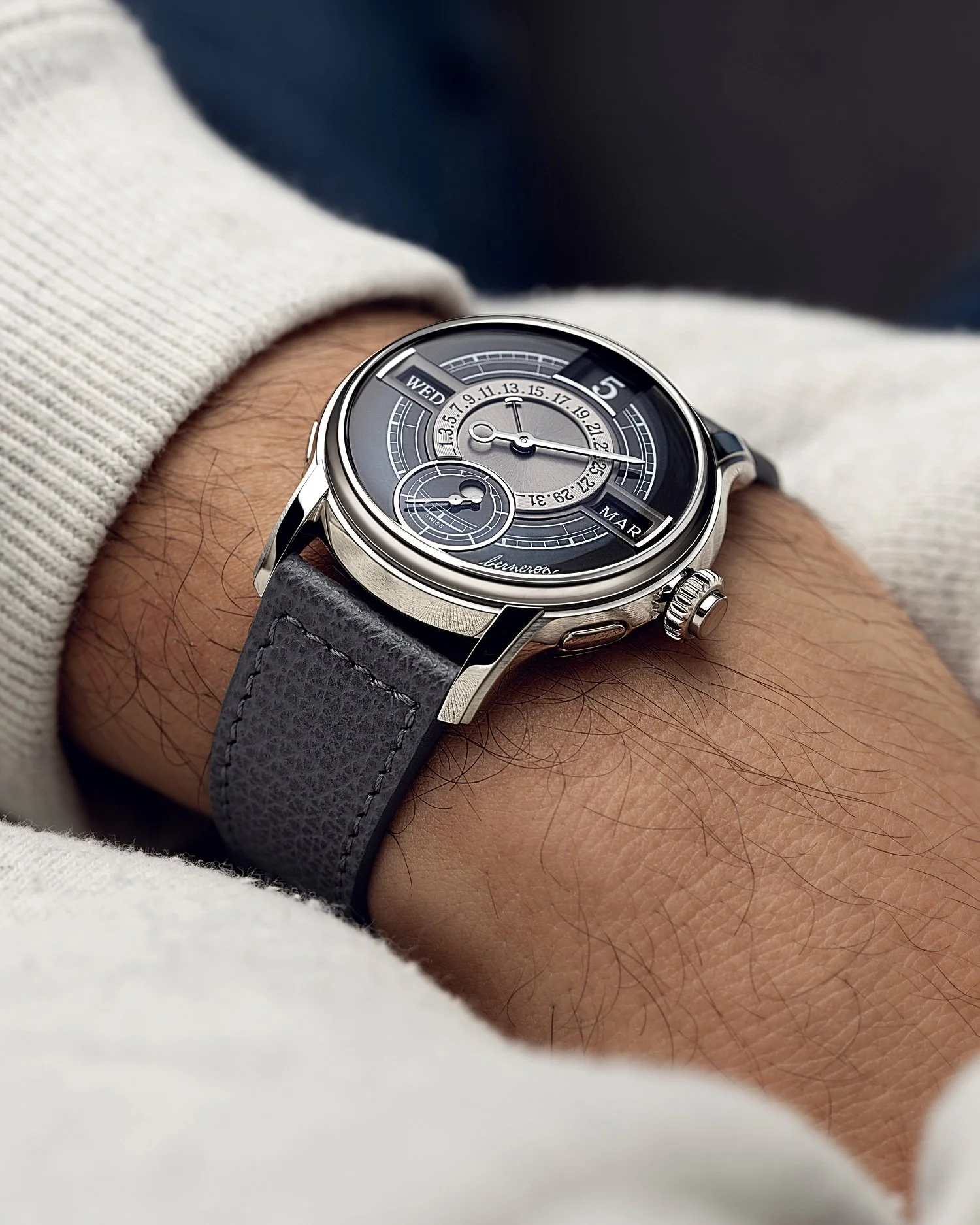 &bull; Quanti&egrave;me Annuel
After physically presenting our new Annual Calendar to several collectors, a recurring comment was the surprising wearability and compactness of the case (38mm diameter), considering the level of complication it contain