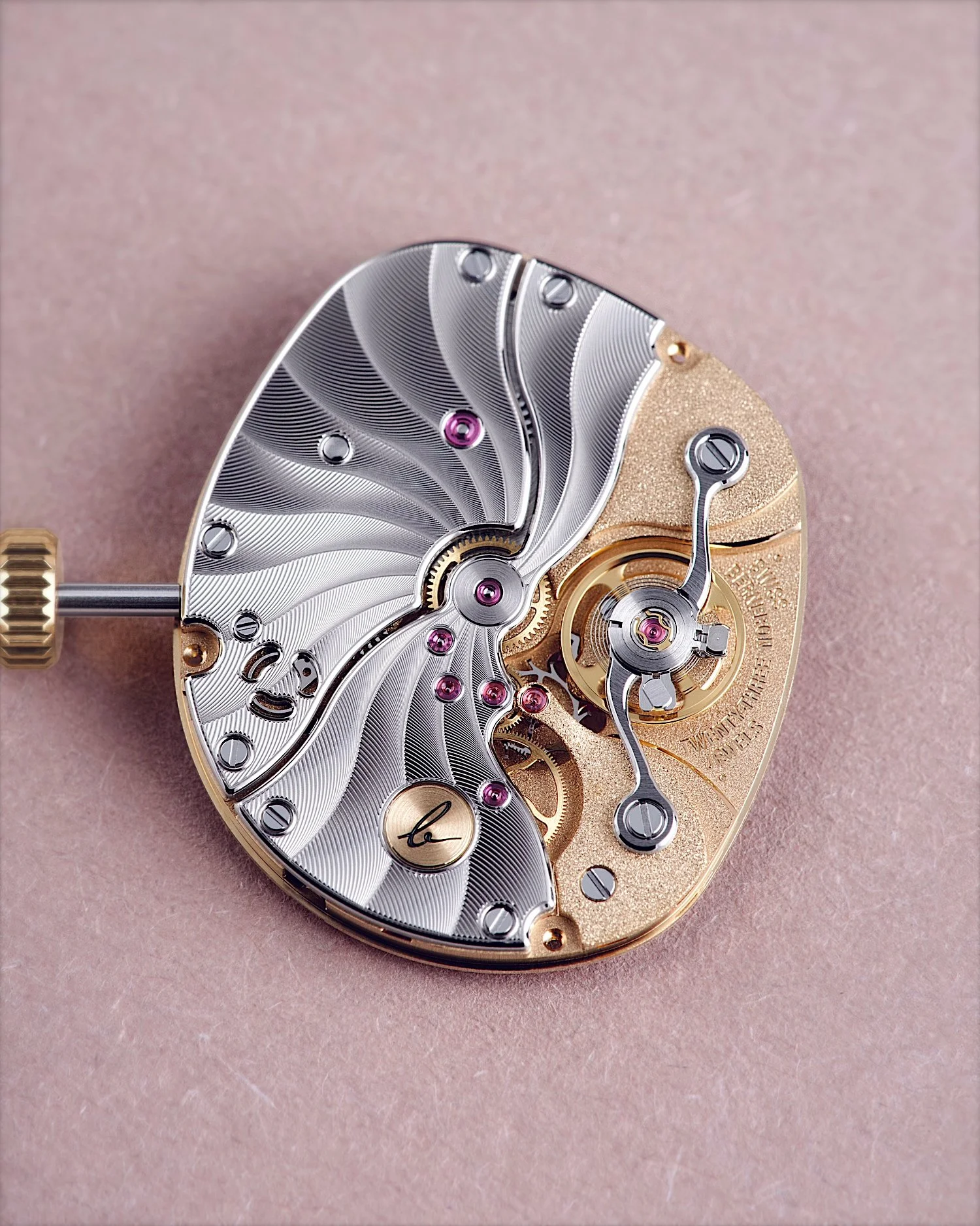 &bull; Cal.215
The Mirage collection derives its shape from its calibers. We chose to give free rein to the mechanics by breaking free from the circular shape to enhance the performance of our watches.
The result illustrated here is our caliber 215, 