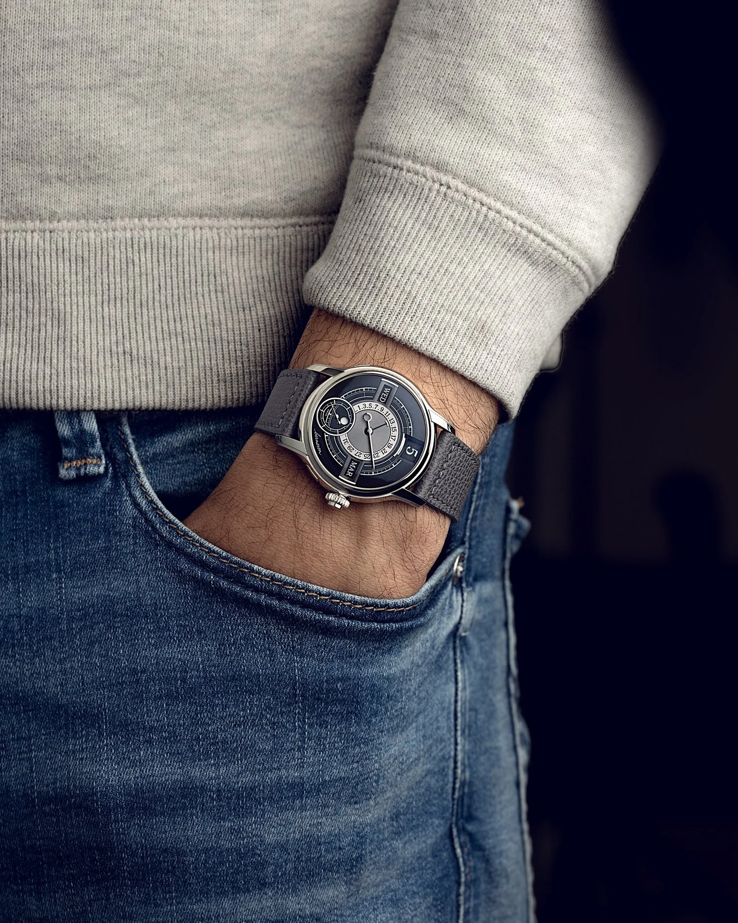 &bull; Quanti&egrave;me Annuel
The versatility of a complicated watch in its ability to dress down is a crucial factor, as it is on the fine line between the watch that stays in the box (waiting for a formal event) and the one that we will have more 