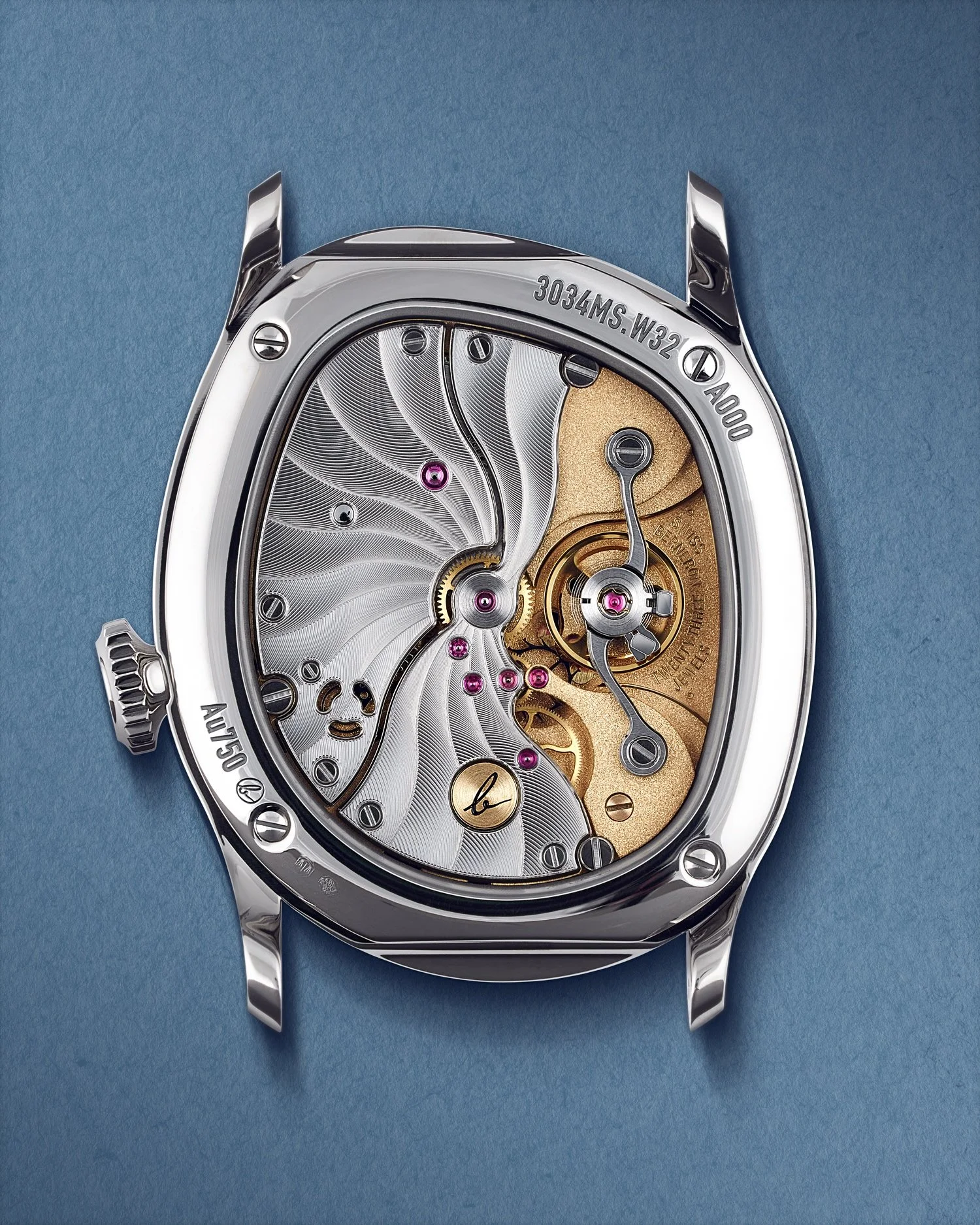 &bull; Mirage Lapis Lazuli
Our Calibre 215 is entirely asymmetrical to allow the gear train the necessary space for optimal performance.
The watch case is then wrapped around the movement as a result of this technical design choice.
Form follows func