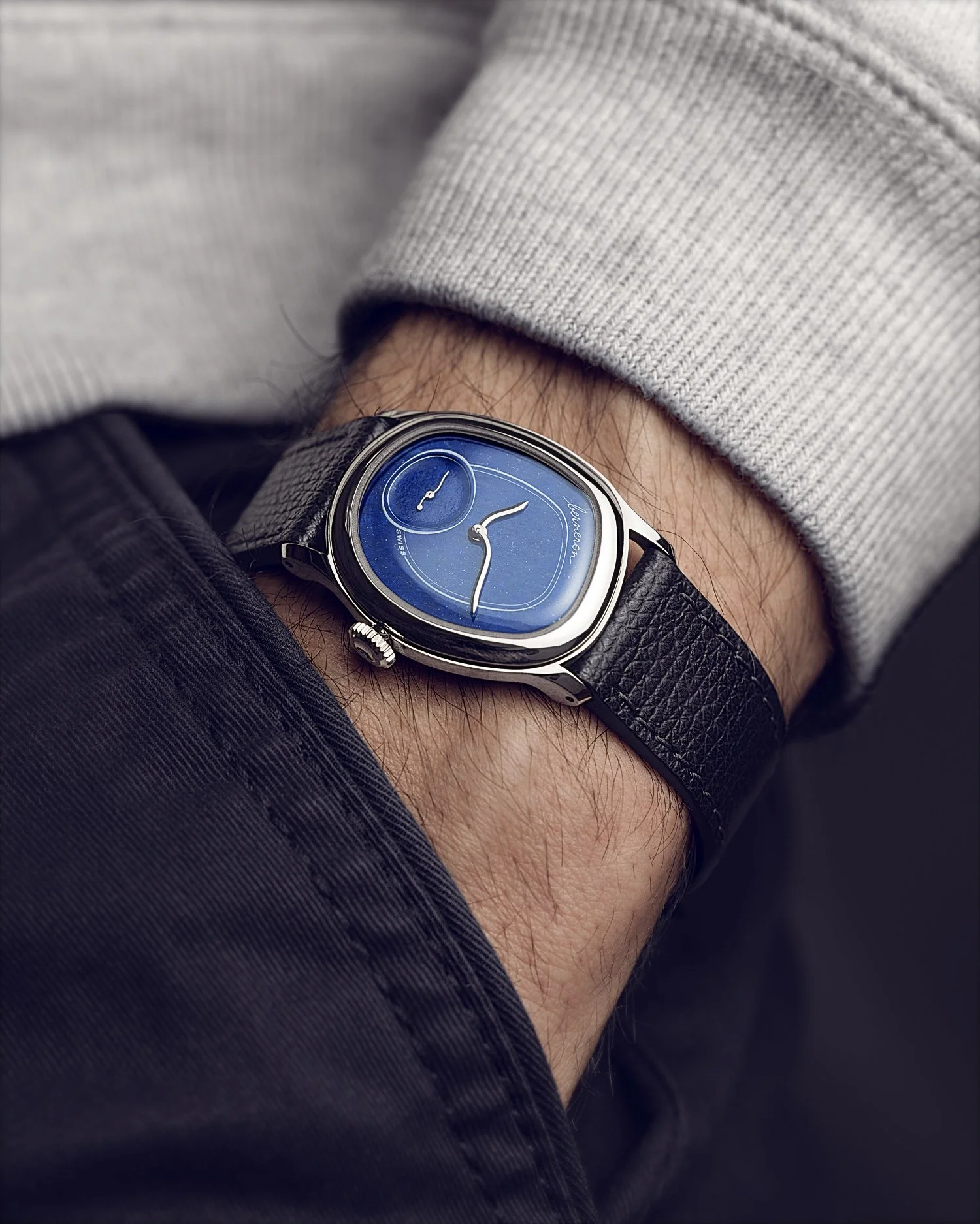 &bull; Mirage Lapis Lazuli
Stone dials just hit different.
With greater depth and saturation compare to metallic dials, they exude a characteristic allure despite their compact size.
Here worn on Fabien's wrist, which has a circumference of 6.7 inche