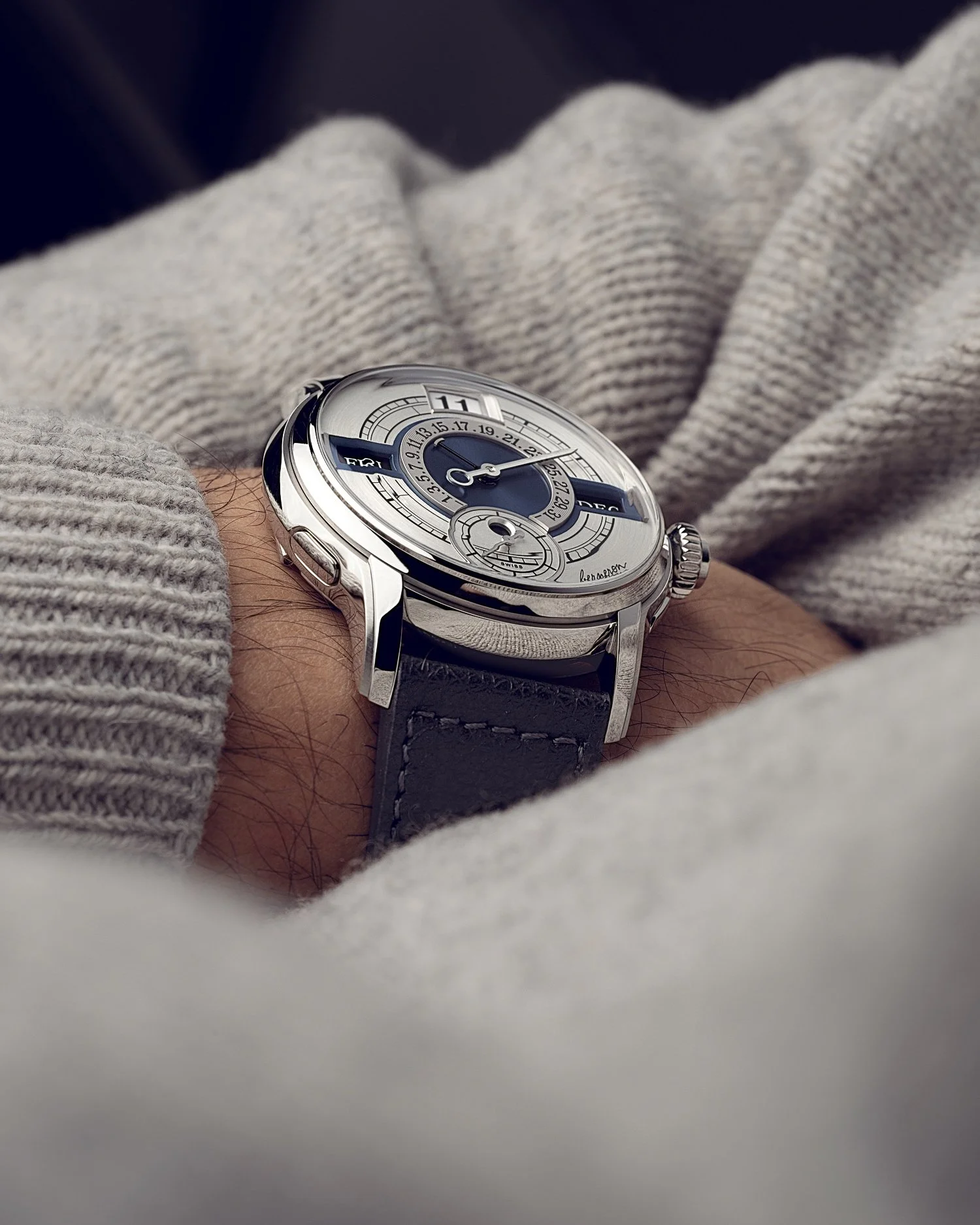 &bull; Quanti&egrave;me Annuel
Meaning &ldquo;counting device&rdquo; in english, the Quanti&egrave;me collection was developed with the desire to create a new standard for complicated calendars.
The user experience was paramount throughout the entire
