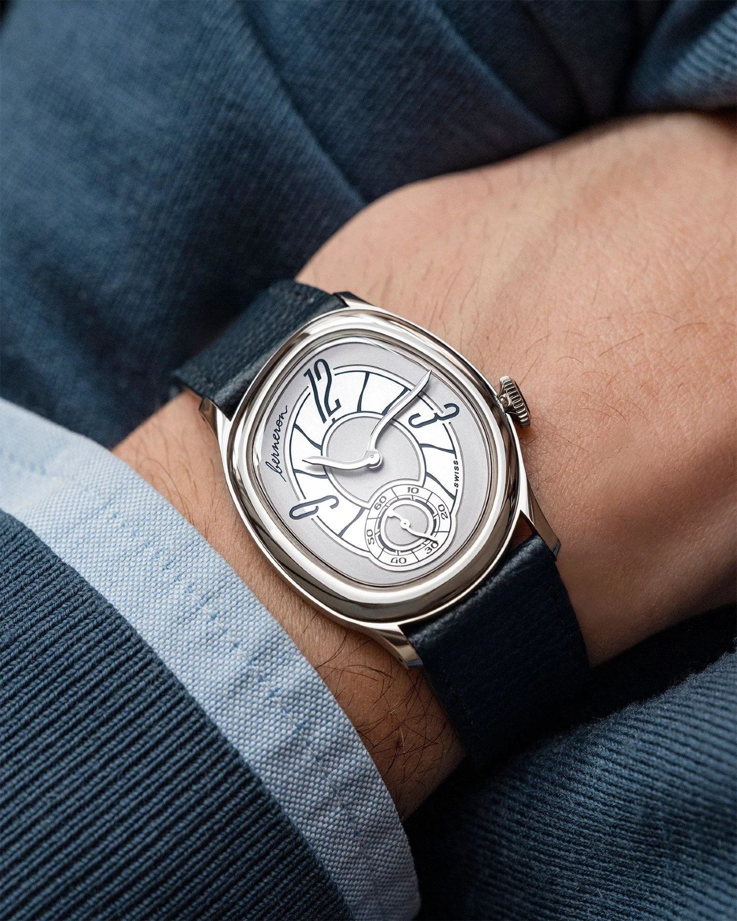 &bull; Mirage Prussian Blue
Time is not only a question of measurement.
It is a feeling, a presence, an emotion that can be worn on the wrist.
The case, hands, buckle, spring bars, and even the calibre itself are entirely crafted in 18K gold.

#wrist