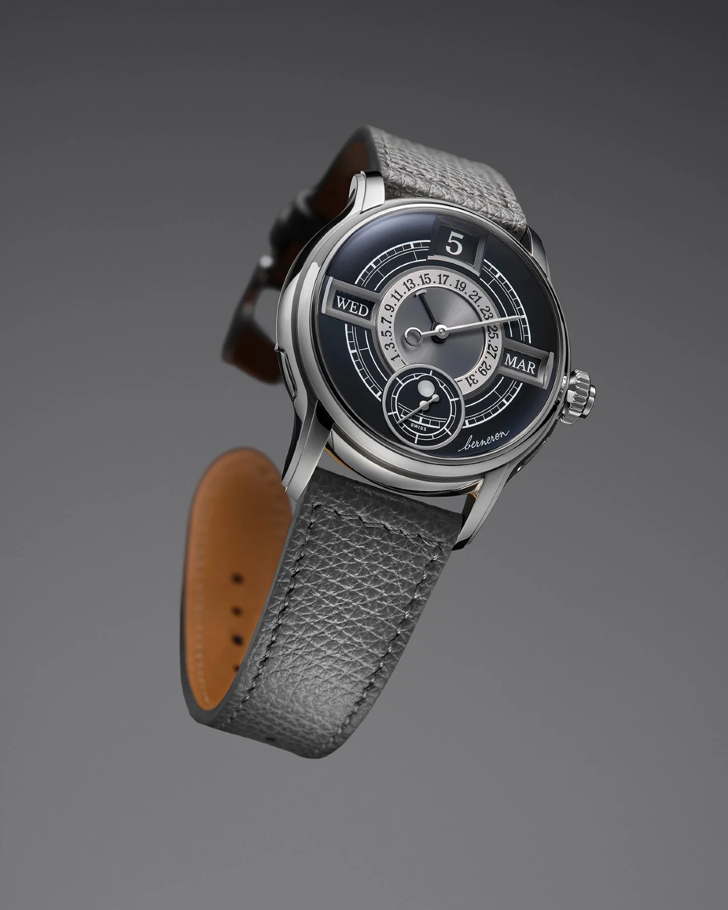 &bull; Quanti&egrave;me Annuel
With the Quanti&egrave;me collection, we aim to achieve a subtle balance between elegance and legibility.
The dial's structure is reminiscent of the master clocks found in old watchmaking workshops, which offered a sequ
