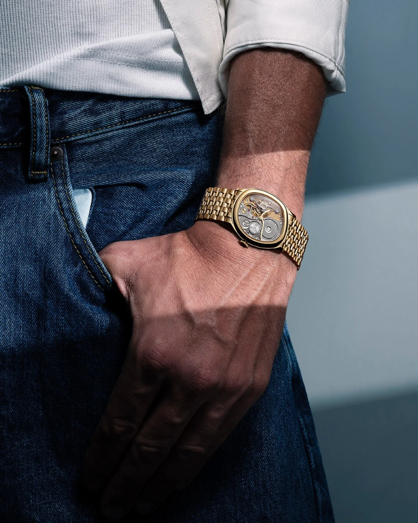 &bull; Mirage Miroir
And here it is at last, the Mirage Mirror 38mm worn on Fabien's wrist, which has a circumference of 6.7 inches / 17 cm. Currently in Geneva's Old Town for the Geneva Watch Days, from September 1st to 6th, we would be delighted to