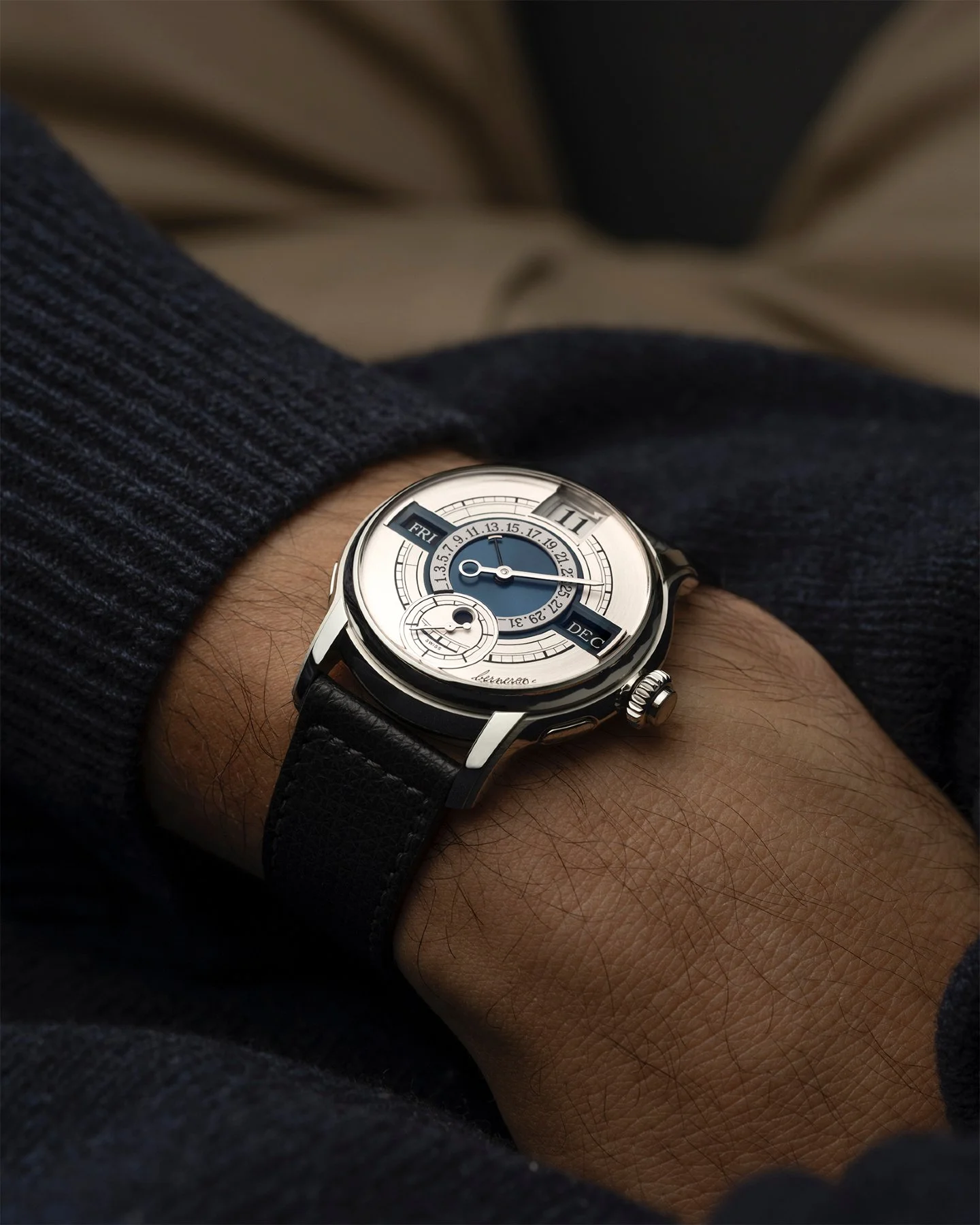 &bull; Quanti&egrave;me Annuel
A complicated watch should not necessarily be complicated to live with, that was the idea.
Despite housing an entirely new annual calendar movement comprising 476 components, the Quanti&egrave;me Annuel remains compact,