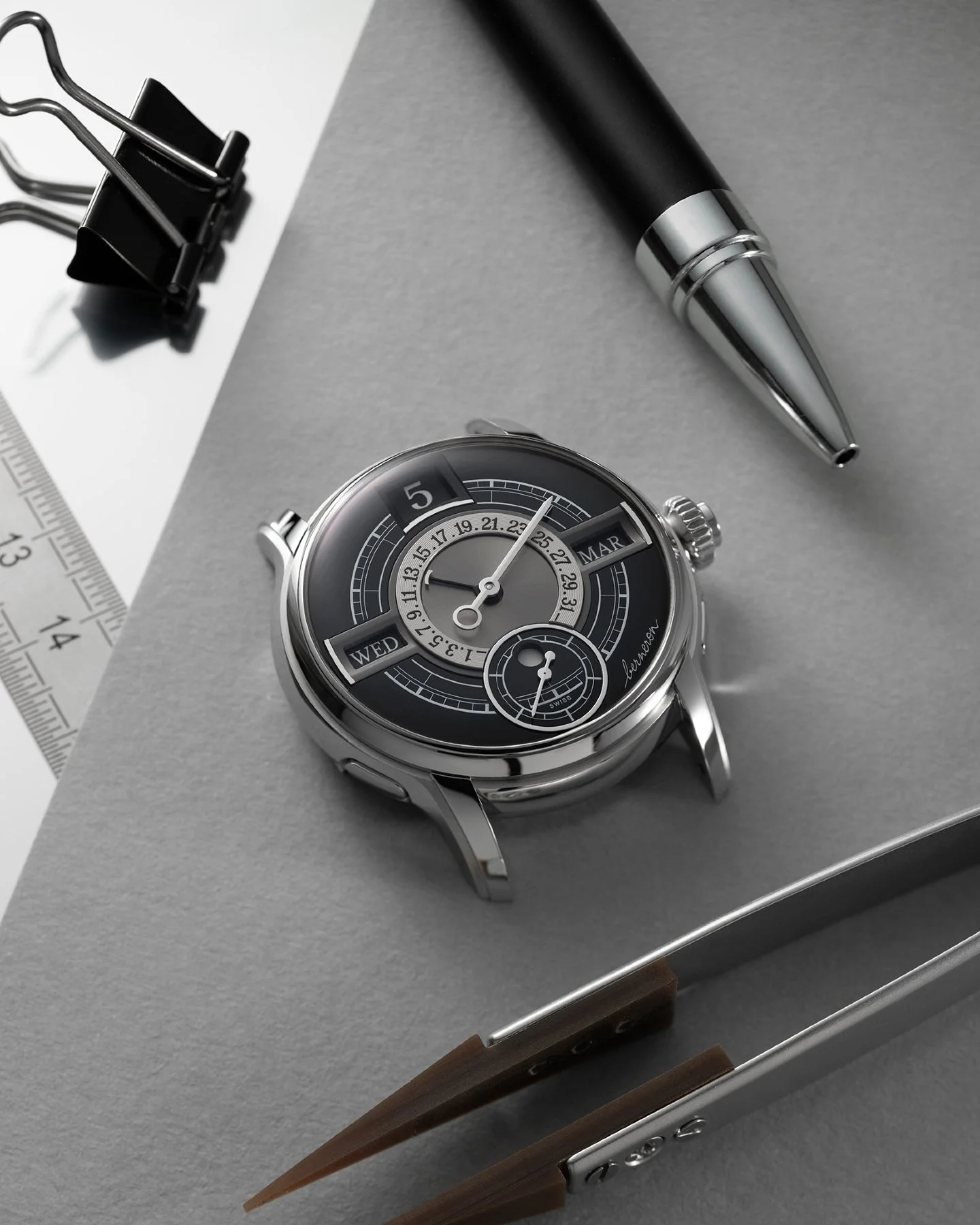 &bull; Quanti&egrave;me Annuel
The Quanti&egrave;me Annuel was designed so that even the most complex information could
be read with ease.
Its double-regulator architecture creates two natural paths across the dial. Time descends
vertically, from hou