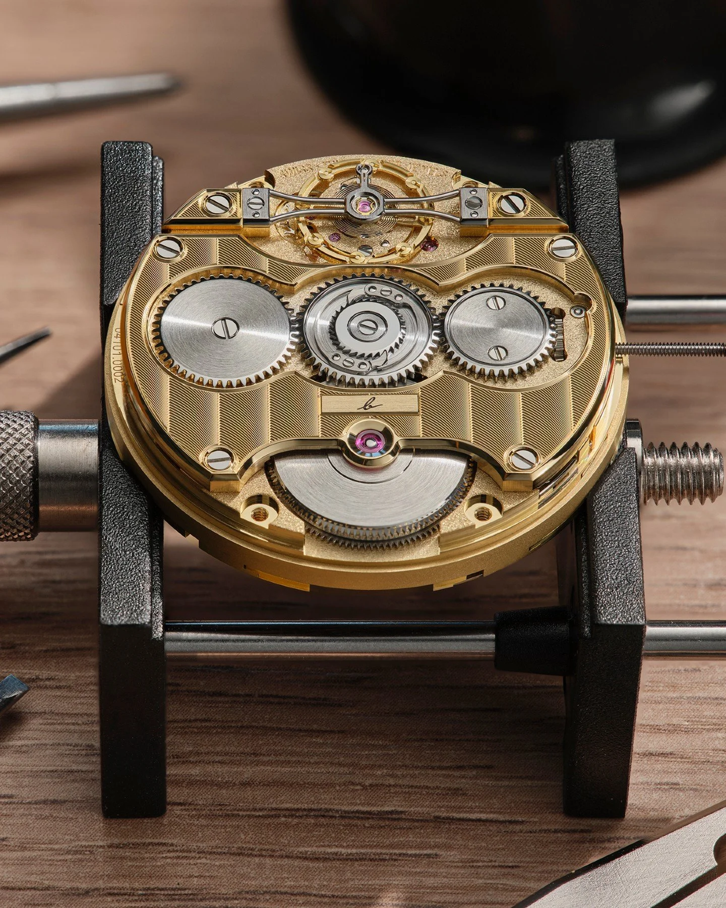 &bull; Calibre 595
The Calibre 595 was developed to achieve a quintuple instantaneous jump within an exceptionally compact architecture. Measuring just 5.95 mm in thickness, hence its name, it combines this mechanical performance with a power reserve
