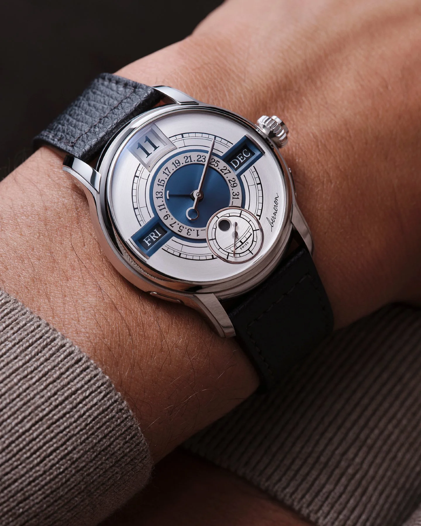 &bull; Quanti&egrave;me Annuel
Measuring 38 mm in diameter and 10 mm in thickness, the Quanti&egrave;me Annuel was designed to sit naturally and comfortably on a wide range of wrists.
Its proportions also make it particularly easy to share, although 