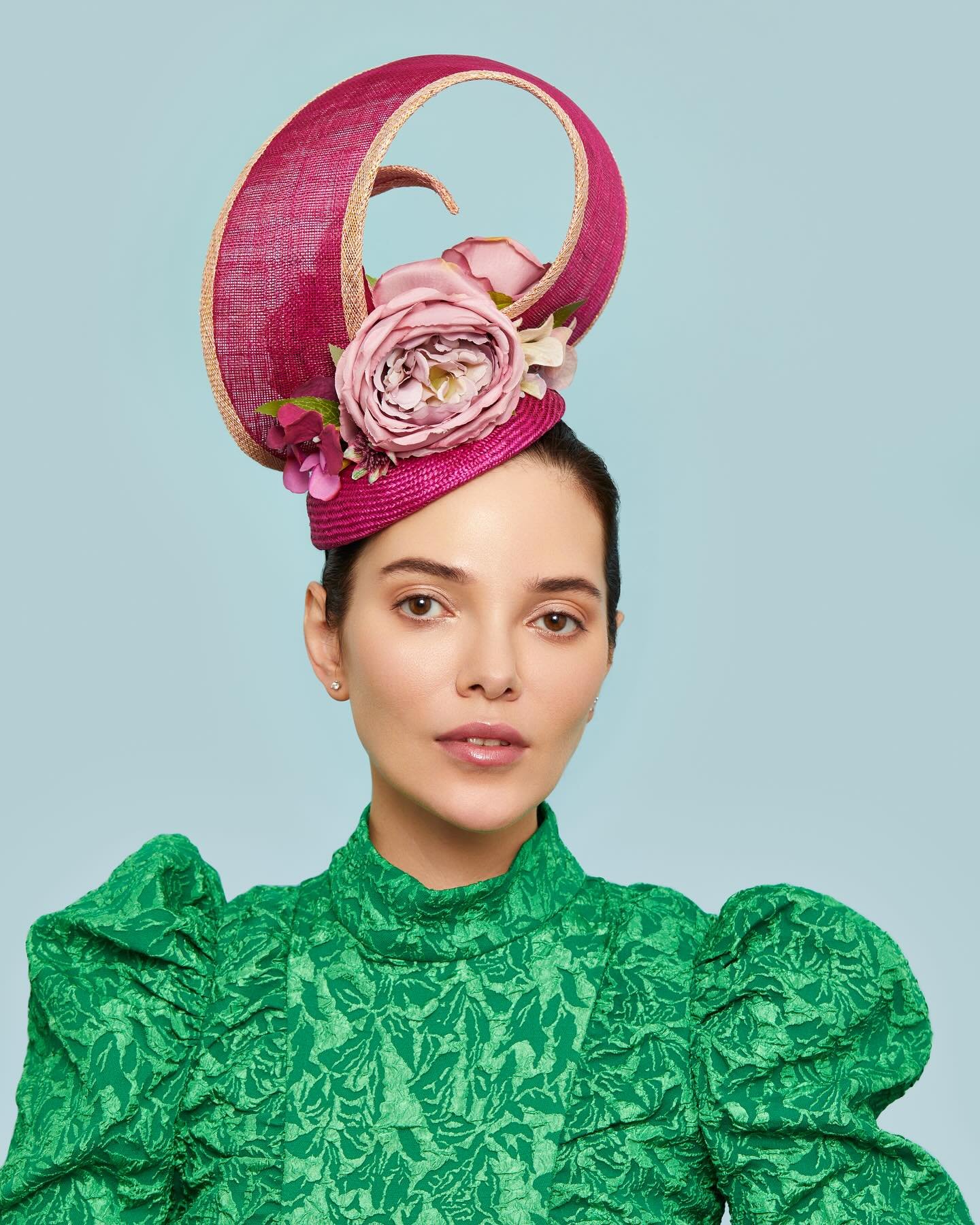 New Collection - Sculptural headpiece perfect for Royal Ascot, Epsom Derby, Goodwood or a summer wedding.
.
.

Made in sinamay straw with silk flowers.
.
.

Photographer@laurenmarshphotography
Makeup artist @anitastevensmua
Model @alena_
_ts_
.
.

#b
