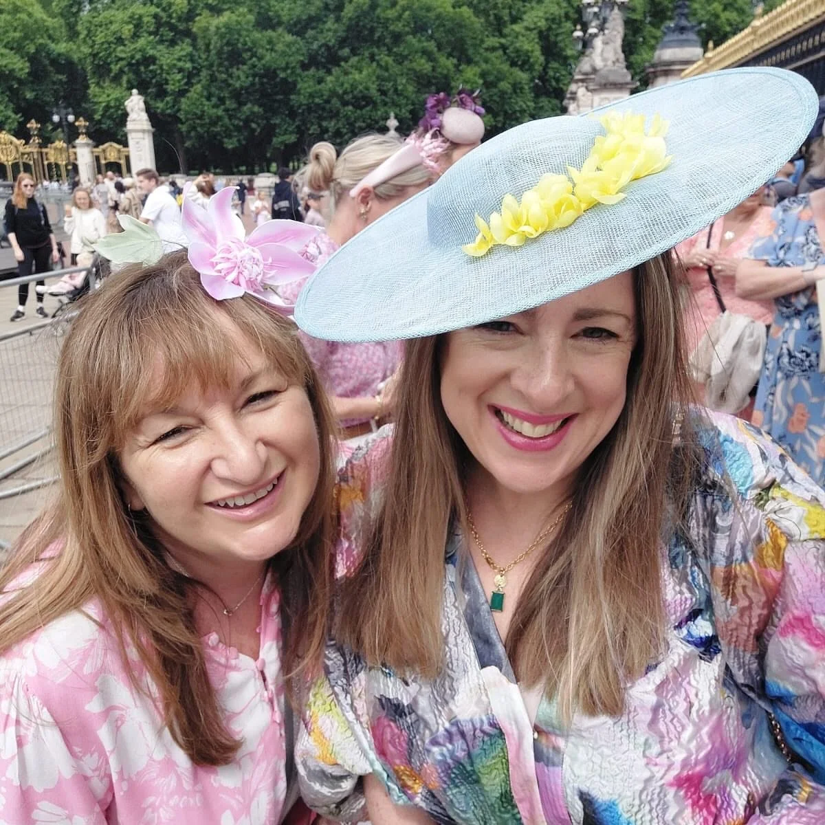 ✨ What a truly wonderful day we had at @buckinghampalace_official last week!
Every year, members of my @millineryandbusinessacademy_ join me for this very special outing &mdash; and this time, so many fabulous faces came along. 💖

We began with the 
