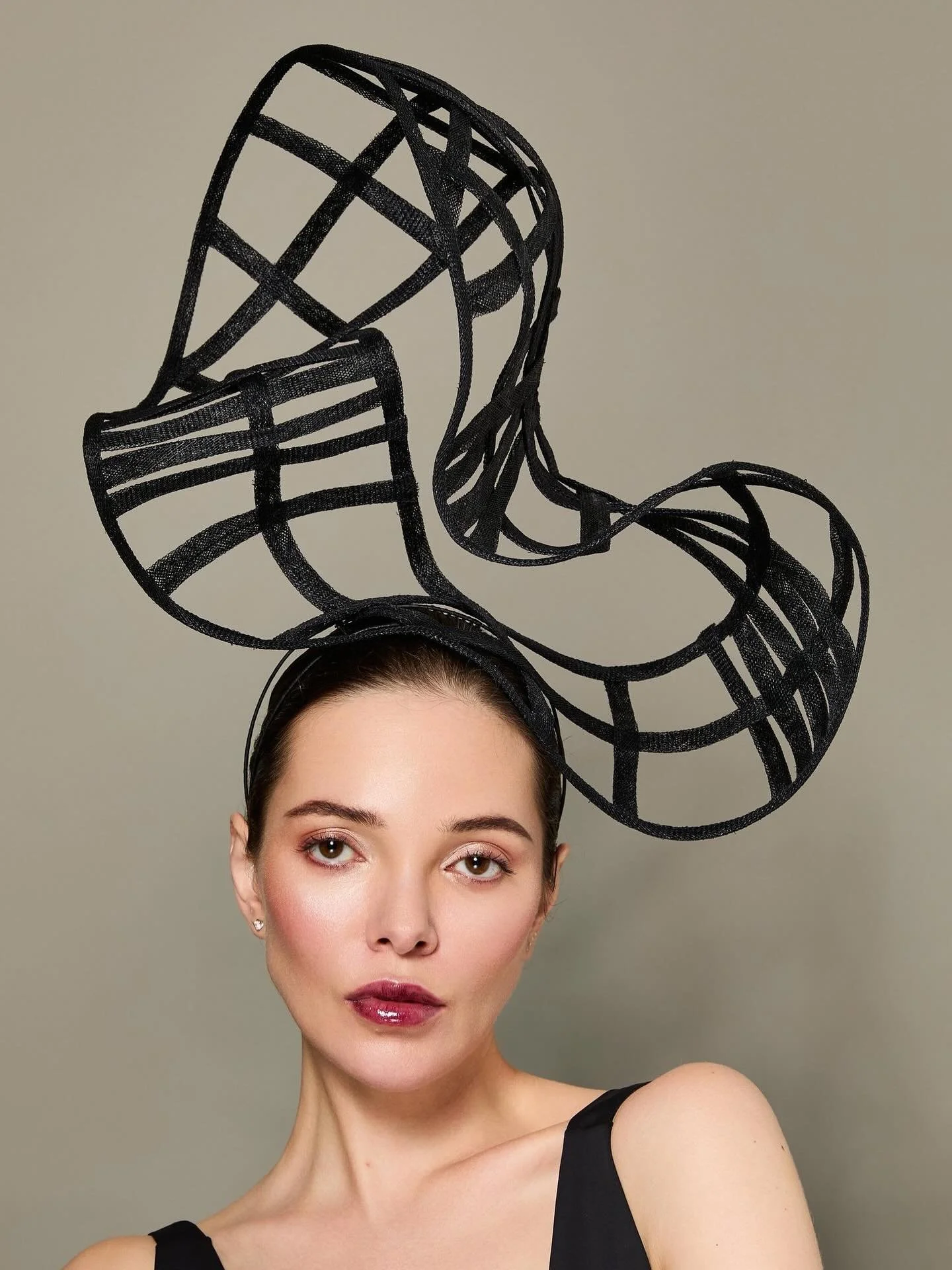 I am loving sculptural forms at the moment and this is one of our newest pieces, I call this a sculptural cage formation. 
.
The name of the hat is our Alara sculptural Headpiece
I hope you like it. 
.
.
.
#hats #sculptural #black #sculpture #katheri