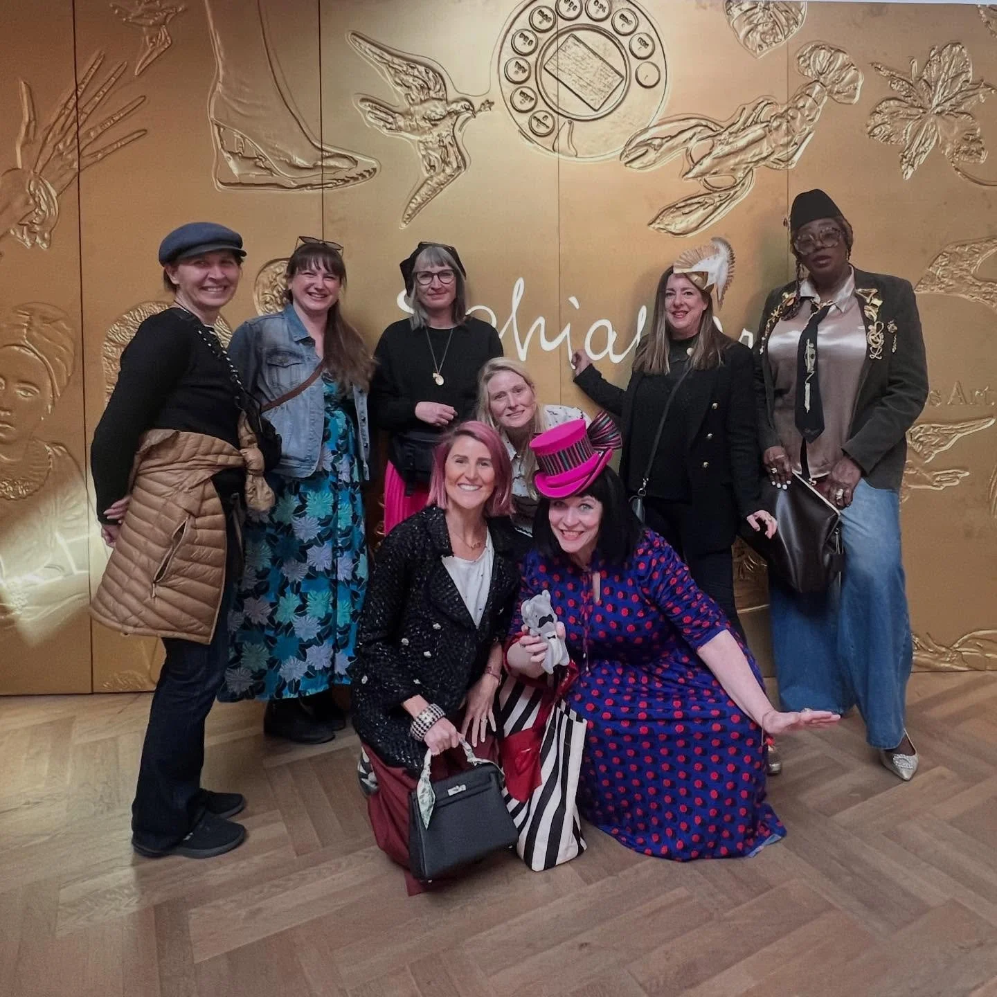 I went to the wonderful @schiaparelli exhibition last week at the @vamuseum with some of the @britishhatguild members ✨
.
I had already visited once, but I just had to return this time with our brilliant guild members and @rebeccagray_millinery milli