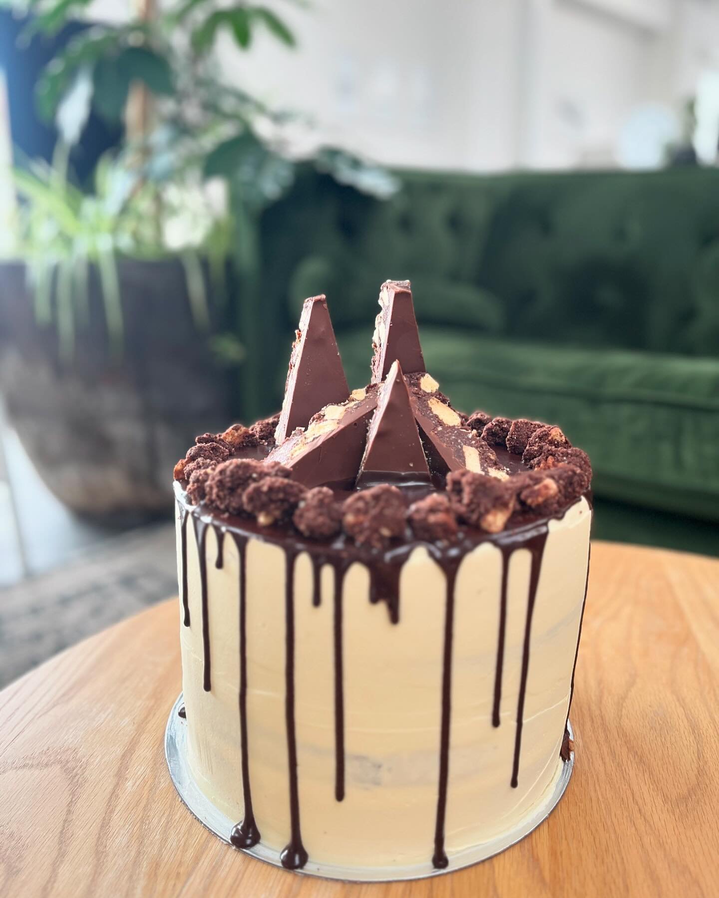 She deserves a spot on the gram! 💁🏼&zwj;♀️ 🍰 
2 cakes, chocolate and banana, with Swiss meringue buttercream, topped off and decorated with our Whittakers hokey pokey slice. Our Kate nailed the brief with this one! Get in touch for ordering and pr