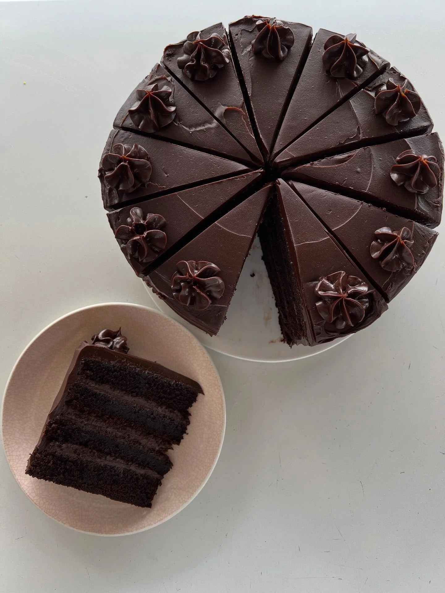 Rainy Tuesday mornings call for chocolate cake. 🍫
There’s no better way to lift your mood than a slice of our decadent chocolate cake — perfectly paired with an @ozonecoffeenz brew.
You’ve earned it. 🎂☕️
#victus #victusnz #cafe #