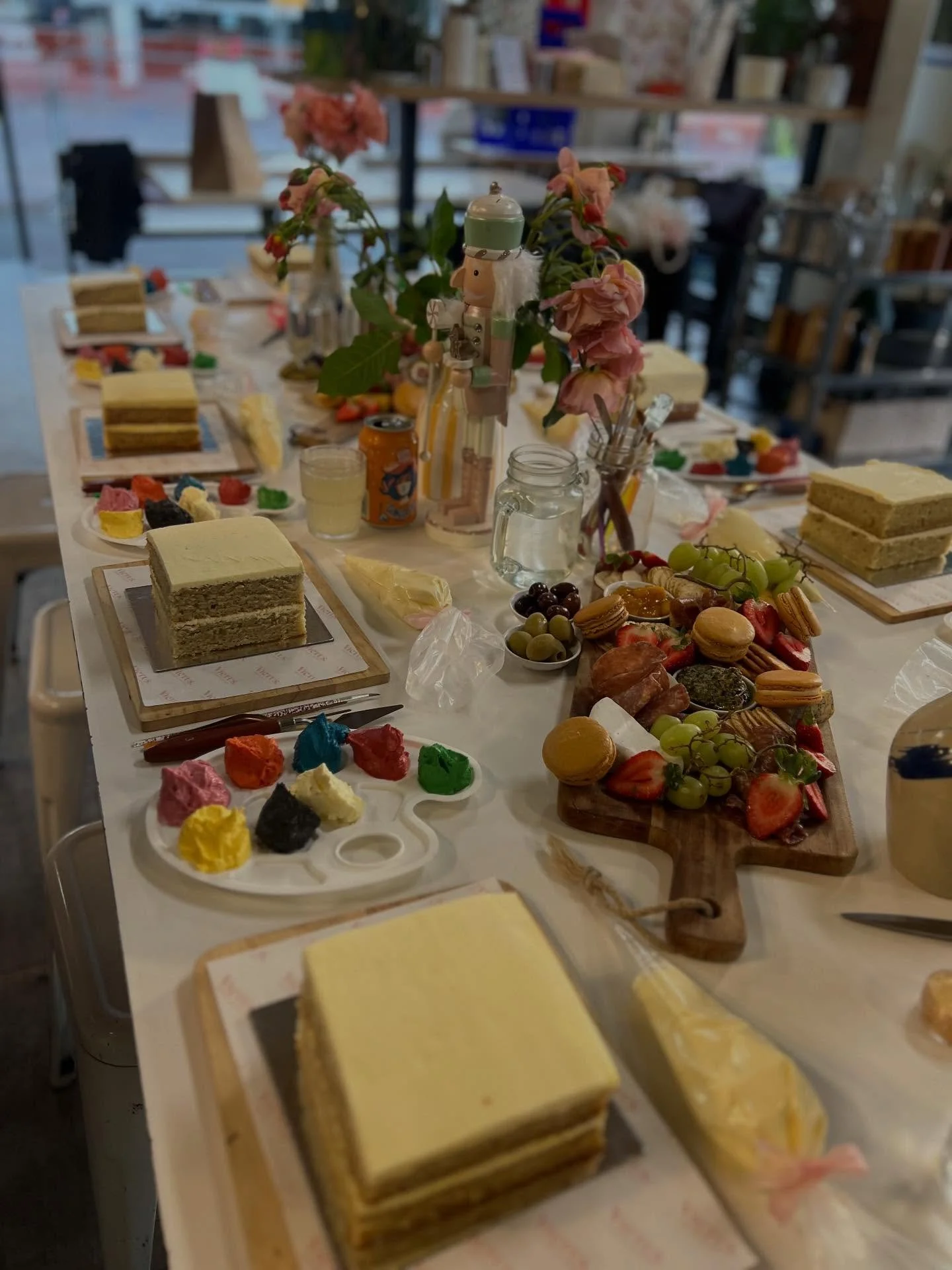 Have you missed out on our cake painting? We have 6 spaces this Friday 12th at 5pm for our last available cake &amp; sip of the year. 💃🏼 

We&rsquo;ll be taking a break from these events over the busy summer, so now is your chance! Send us a messag