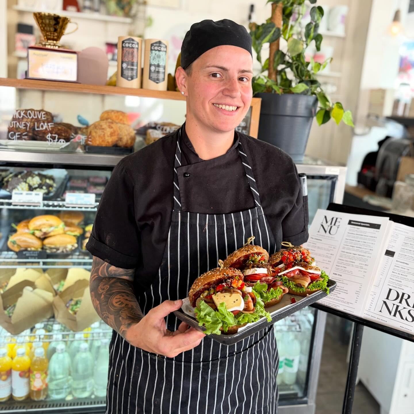 The hands behind the magic ✨

Cheffy Elsje 🧑🏼&zwj;🍳 with our Bacon &amp; Brie Bagel &mdash; made with care, stacked with flavour and worth the hype.
.
#victusnz #chef #cafe #nelson #humansofvictus