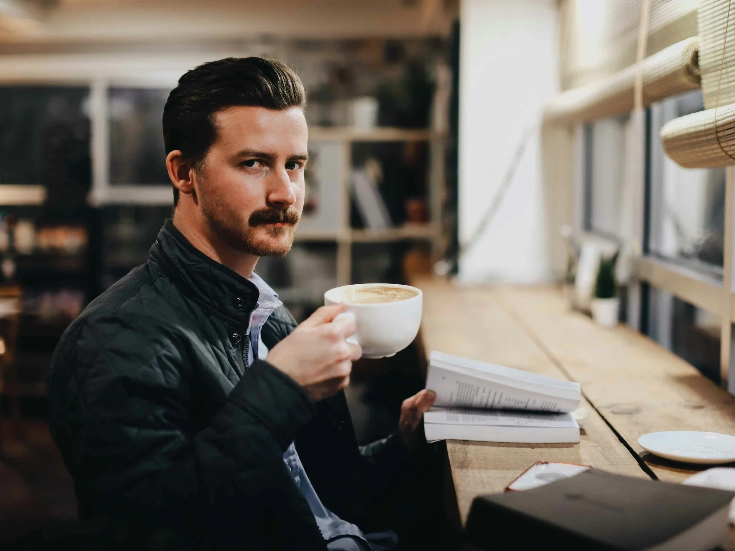El consumo habitual de café se asocia con mayor longevidad y menor riesgo de enfermedades crónicas, efectos que la ciencia empieza a explicar a través de mecanismos celulares como la activación del receptor NR4A1.