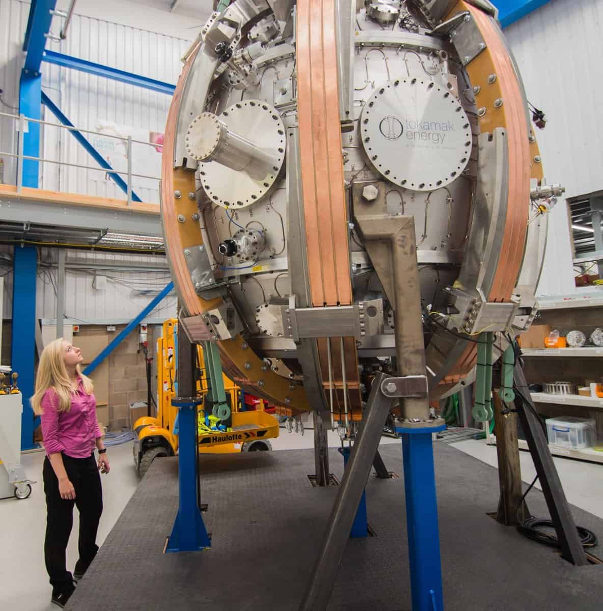 La empresa británica Tokamak Energy desarrolla el ST40, un tokamak esférico compacto concebido como banco de pruebas para avanzar hacia la producción comercial de energía de fusión.