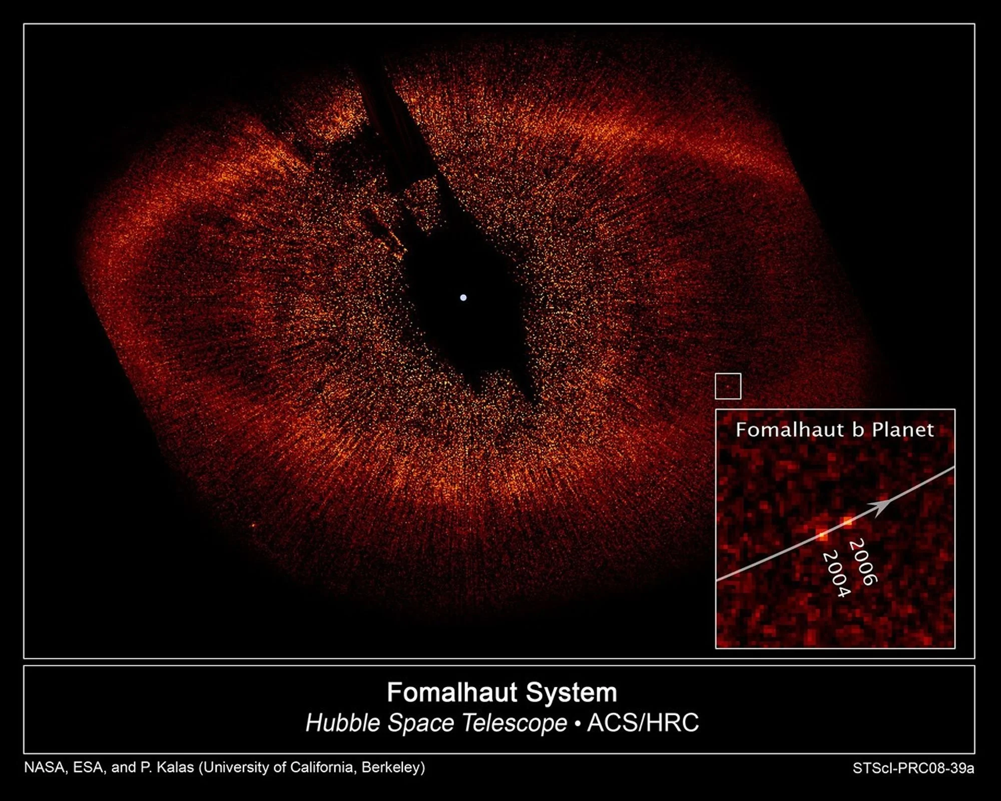 Imagen de Fomalhaut tomada por el Telescopio Espacial Hubble que muestra el entonces candidato a planeta Fomalhaut b orbitando en el borde interno de un enorme anillo de polvo.