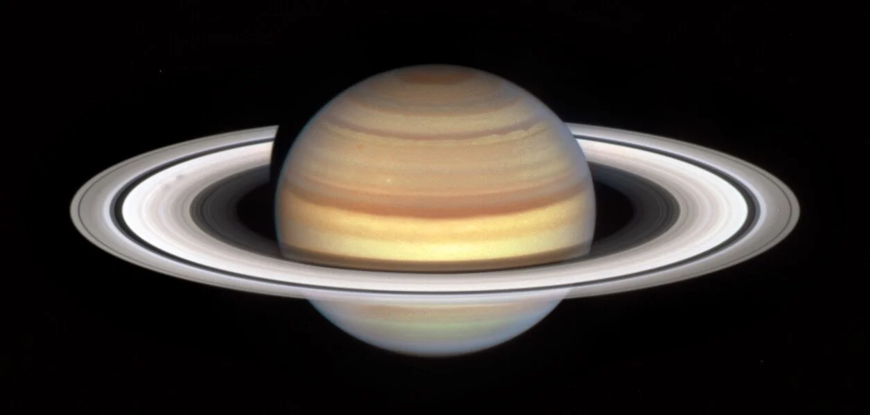 La sonda Cassini encontró diminutas partículas rocosas muy lejos del plano de los anillos de Saturno, con la misma composición que estos, lo que indica que el sistema se desborda y forma un halo de polvo alrededor del planeta.